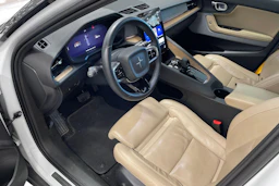 valkoinen Polestar 2 2021 kuva 3.