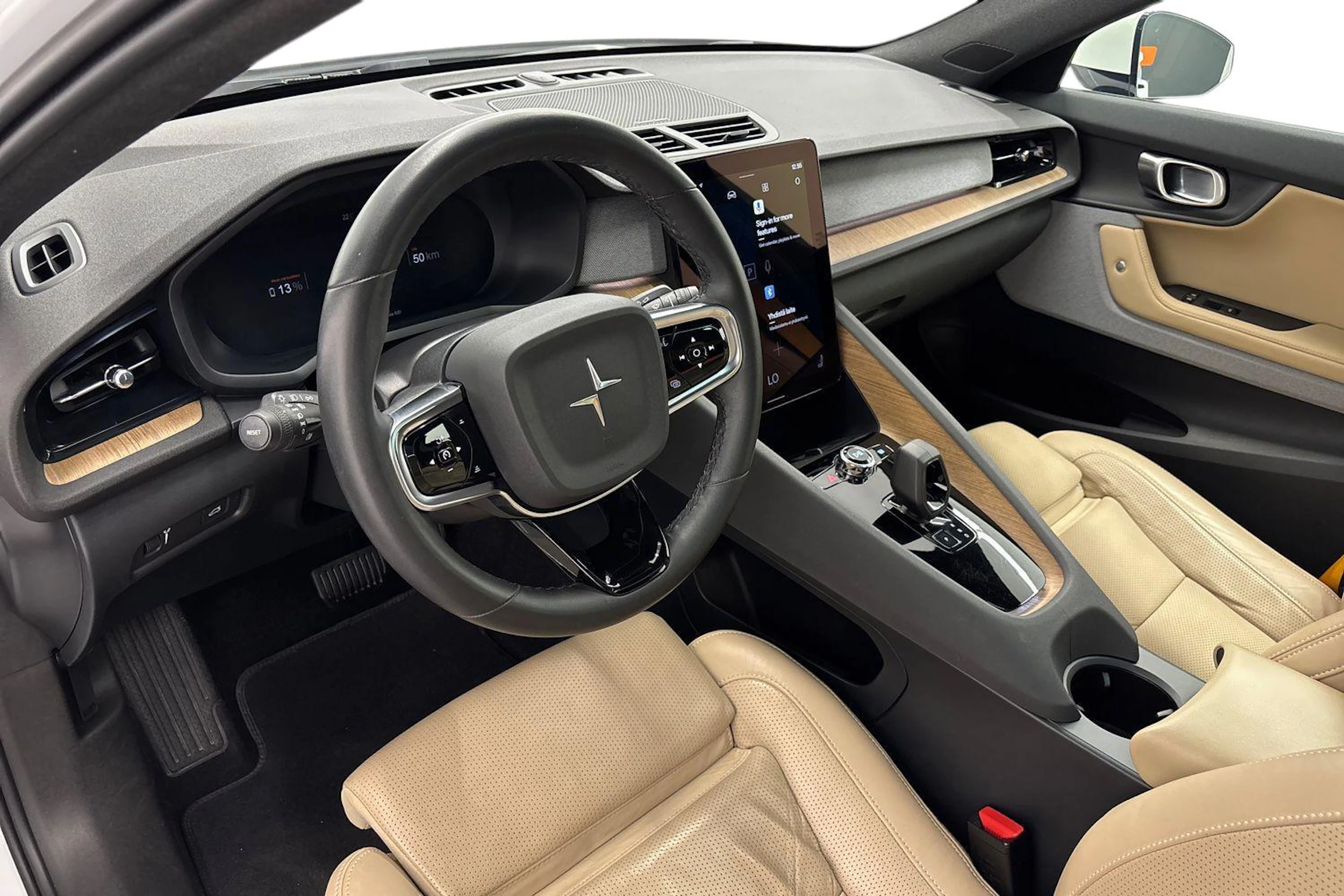 valkoinen Polestar 2 2021 kuva 6.
