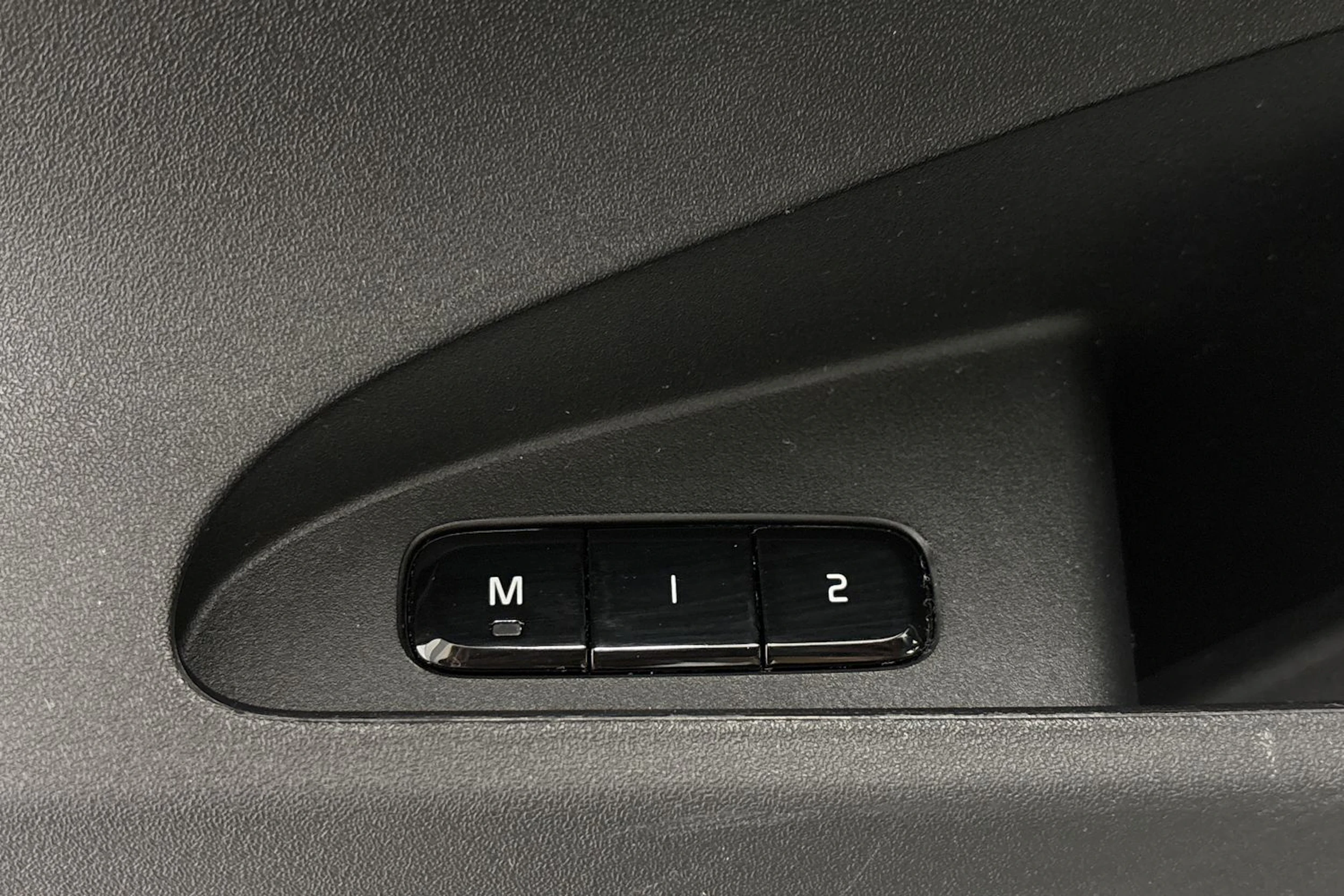 valkoinen Polestar 2 2021 kuva 13.