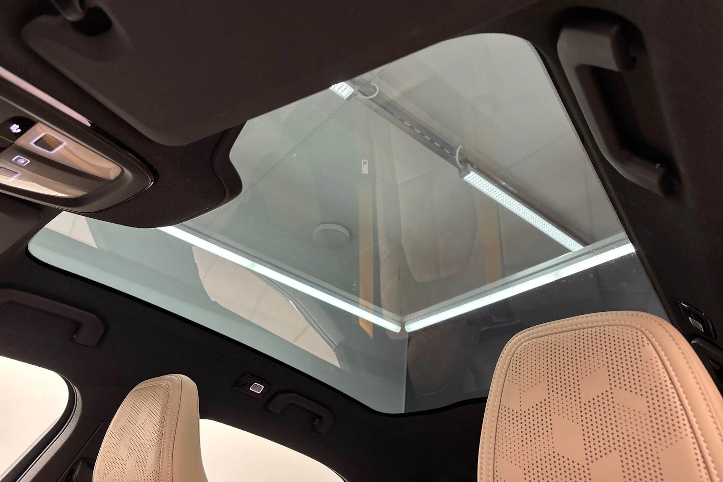 valkoinen Polestar 2 2021 kuva 14.