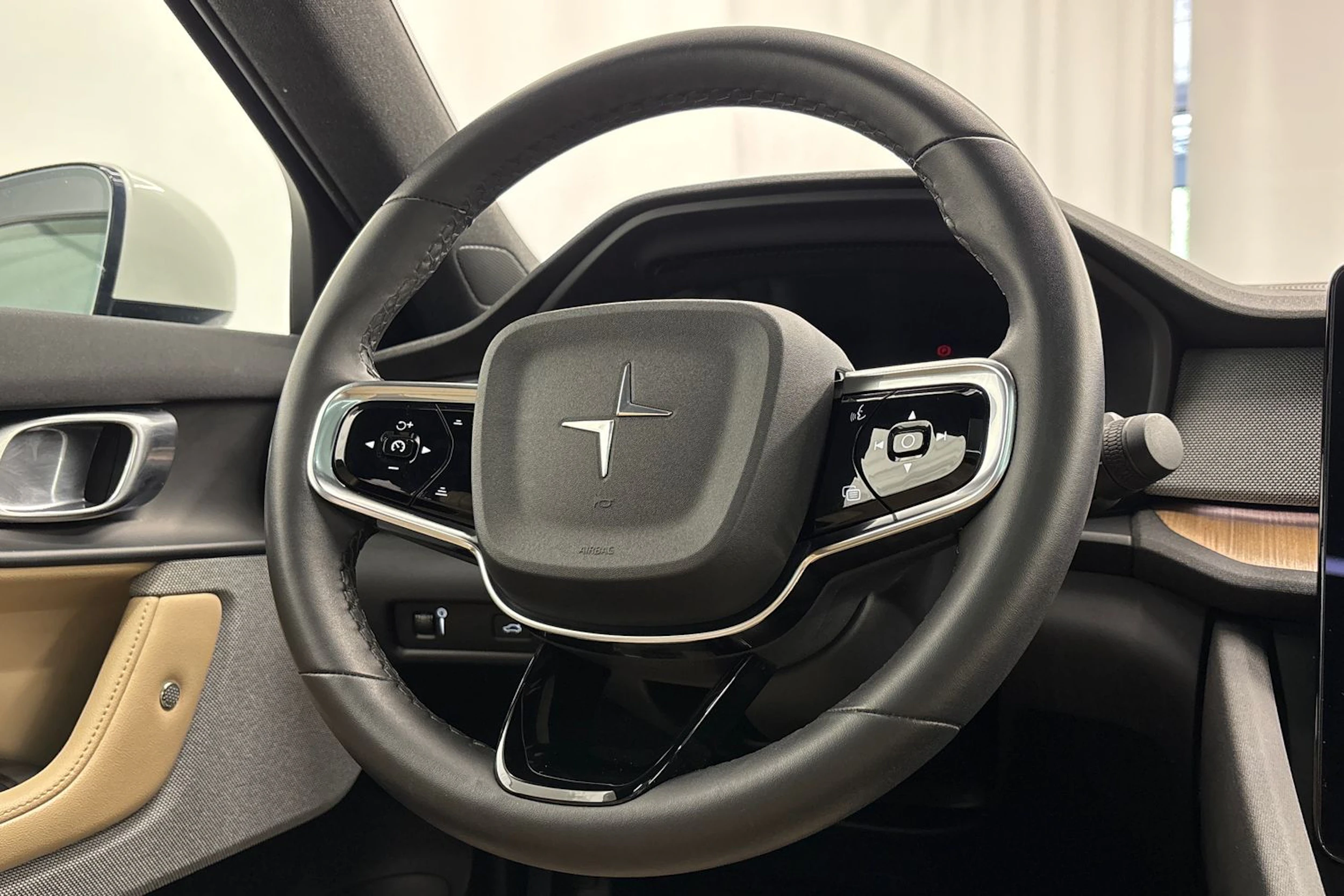 valkoinen Polestar 2 2021 kuva 15.