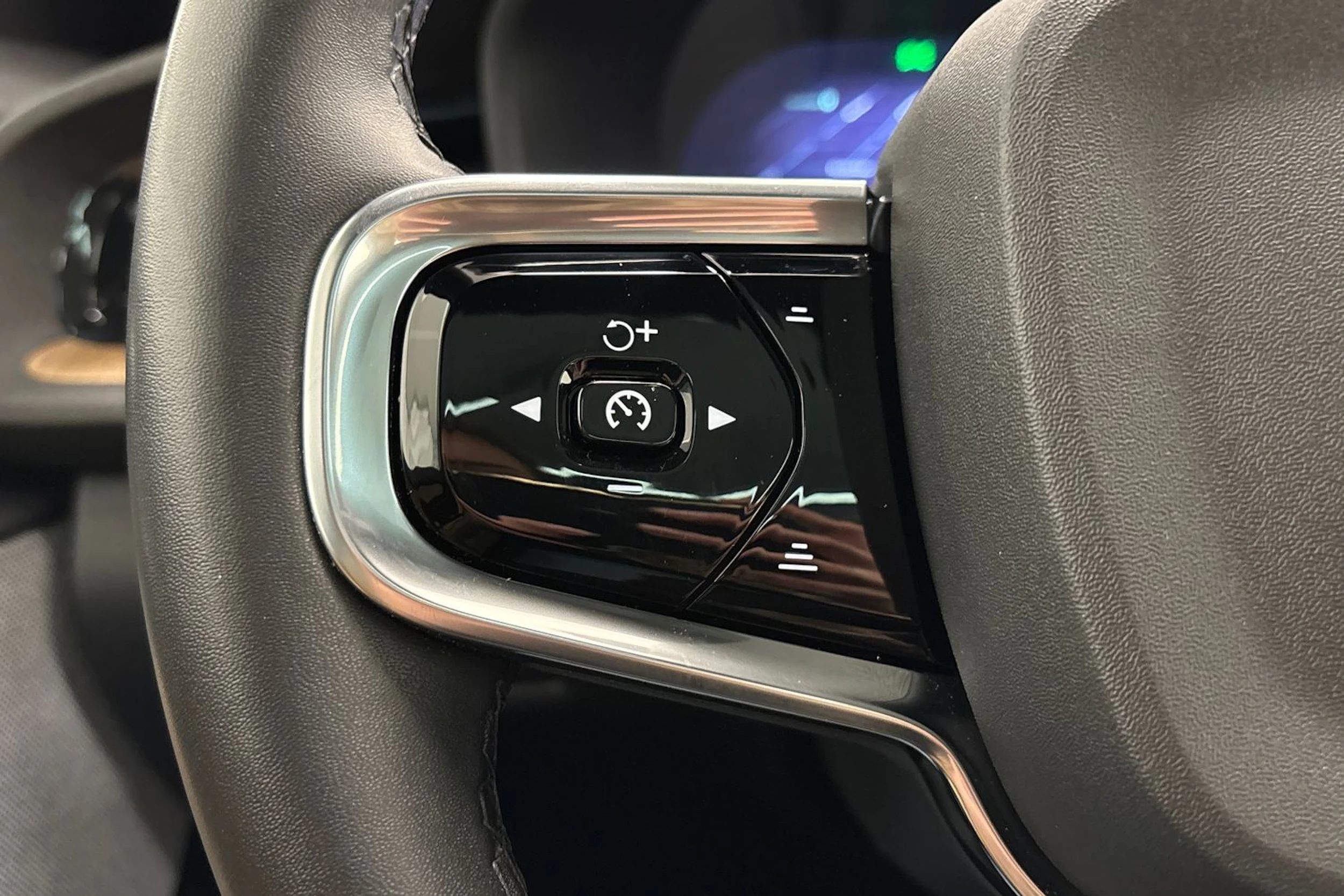valkoinen Polestar 2 2021 kuva 16.