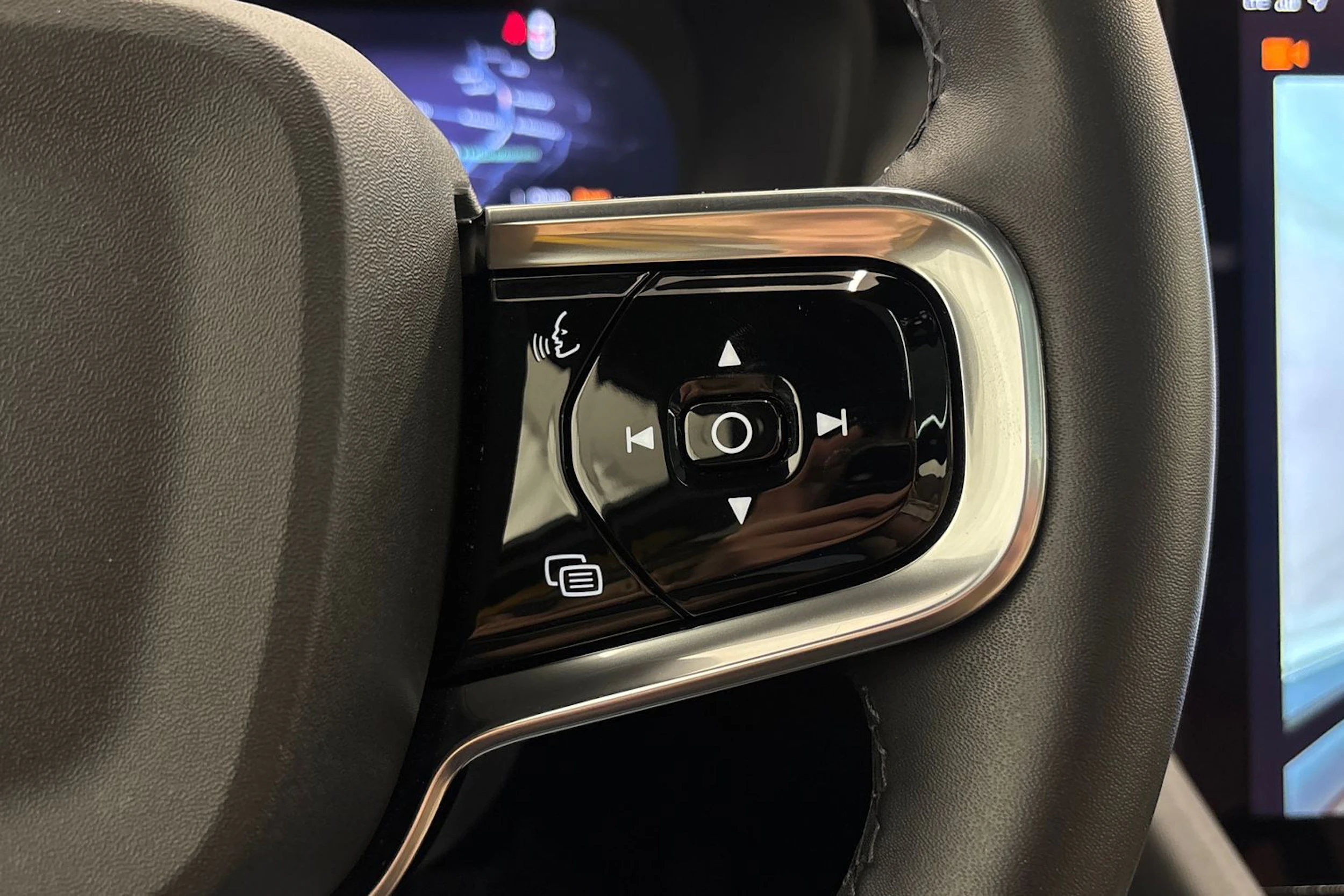 valkoinen Polestar 2 2021 kuva 17.