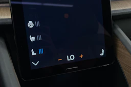 valkoinen Polestar 2 2021 kuva 22.