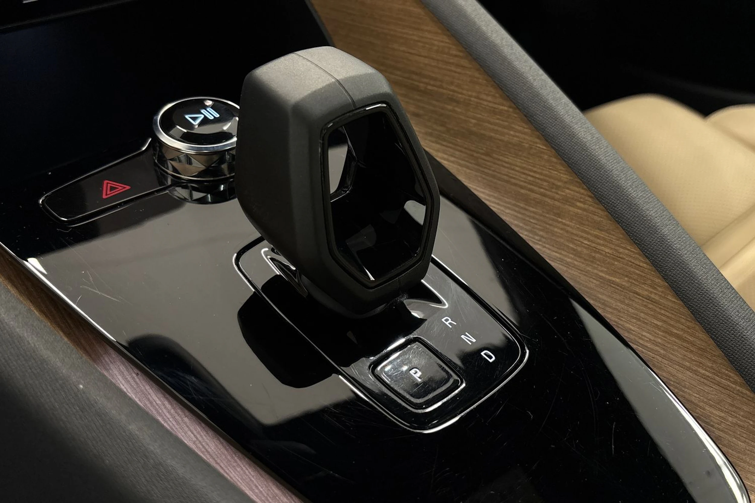 valkoinen Polestar 2 2021 kuva 23.