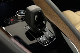 valkoinen Polestar 2 2021 kuva 23.