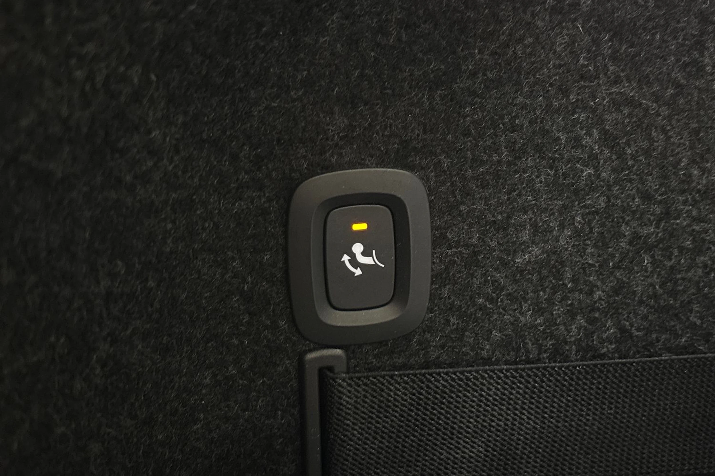 valkoinen Polestar 2 2021 kuva 27.