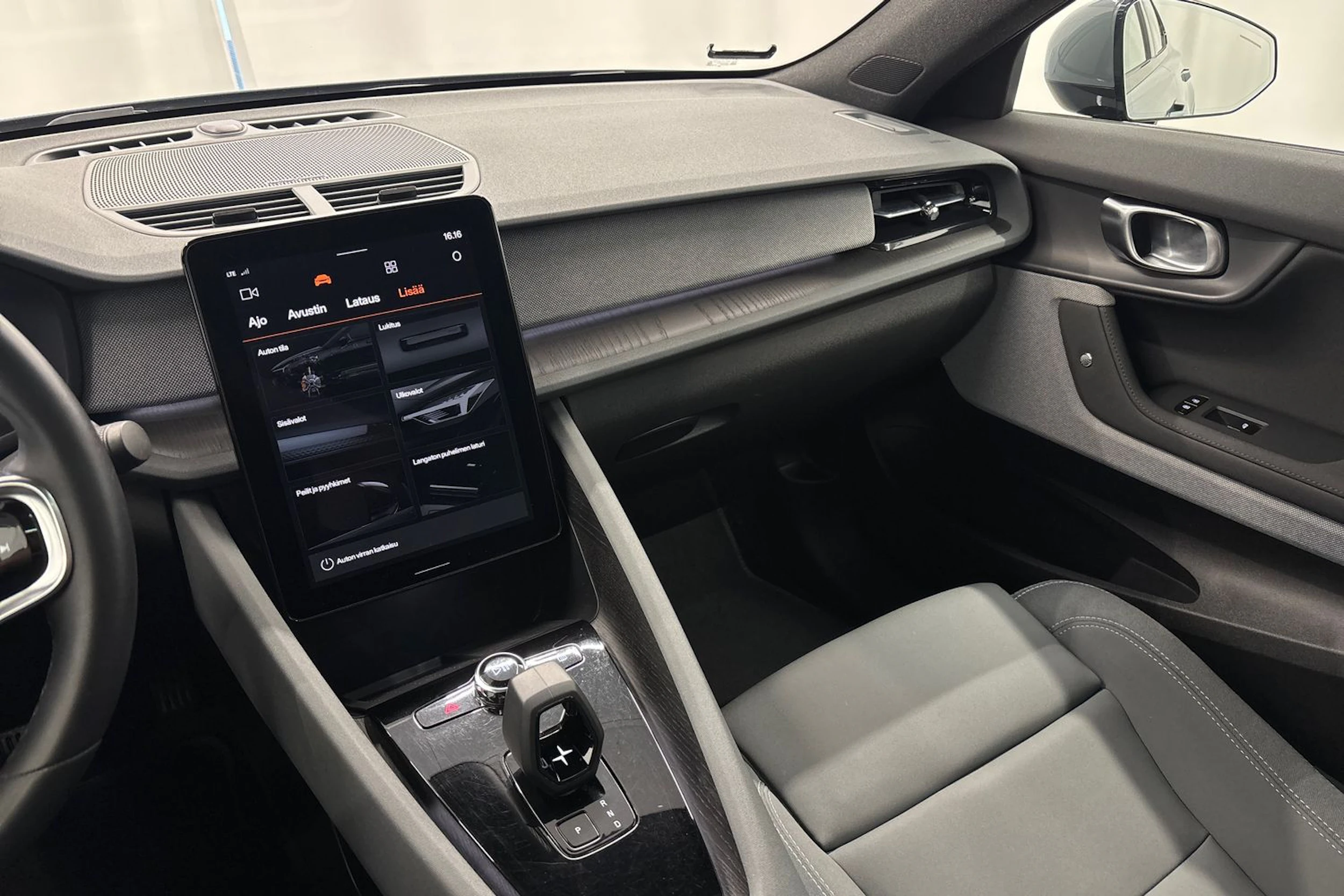 harmaa Polestar 2 2021 kuva 13.