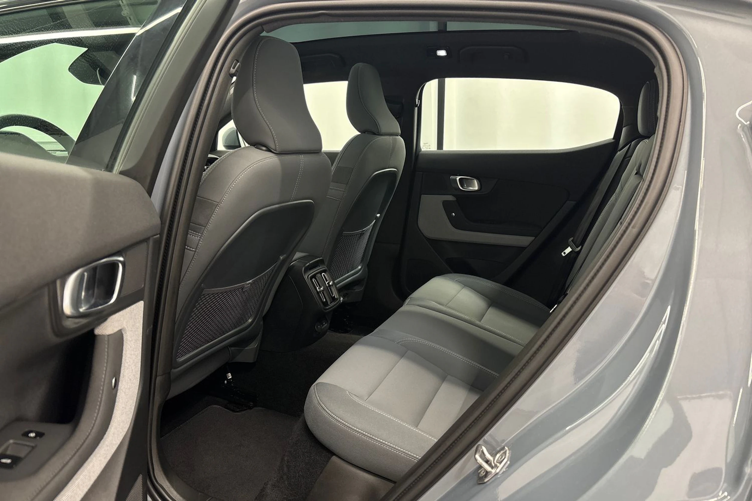 harmaa Polestar 2 2021 kuva 26.