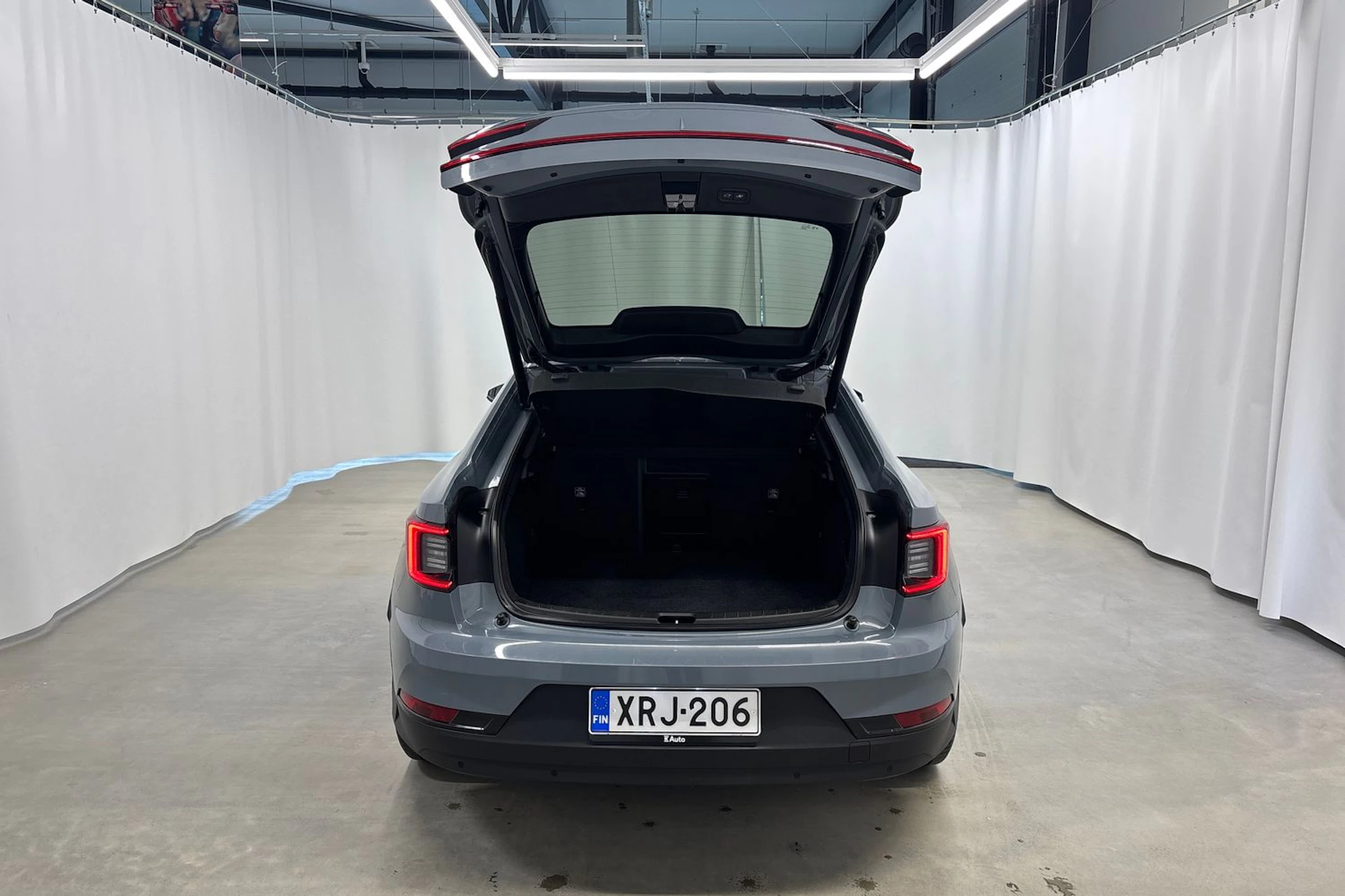 harmaa Polestar 2 2021 kuva 29.