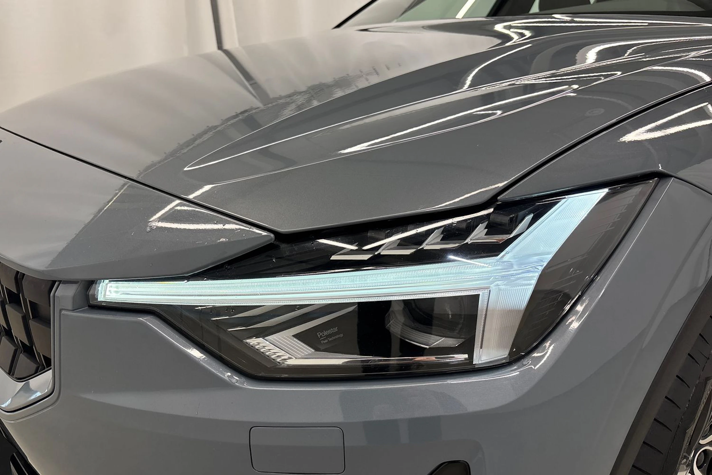 harmaa Polestar 2 2021 kuva 34.