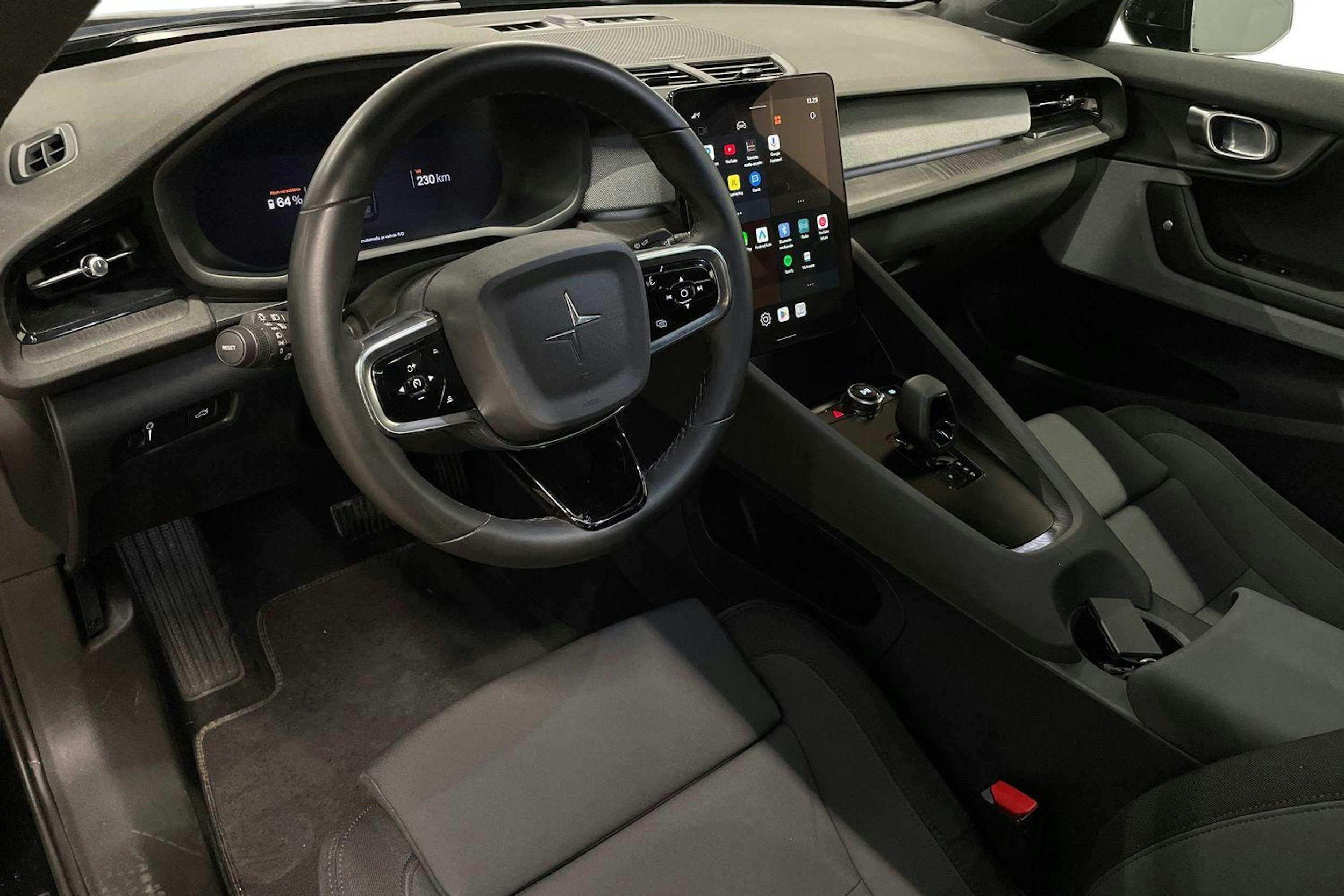 musta Polestar 2 2021 kuva 7.