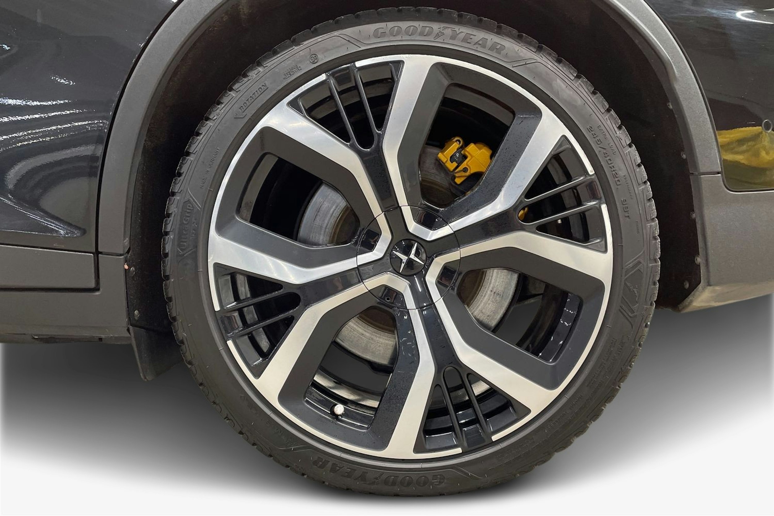 musta Polestar 2 2021 kuva 11.