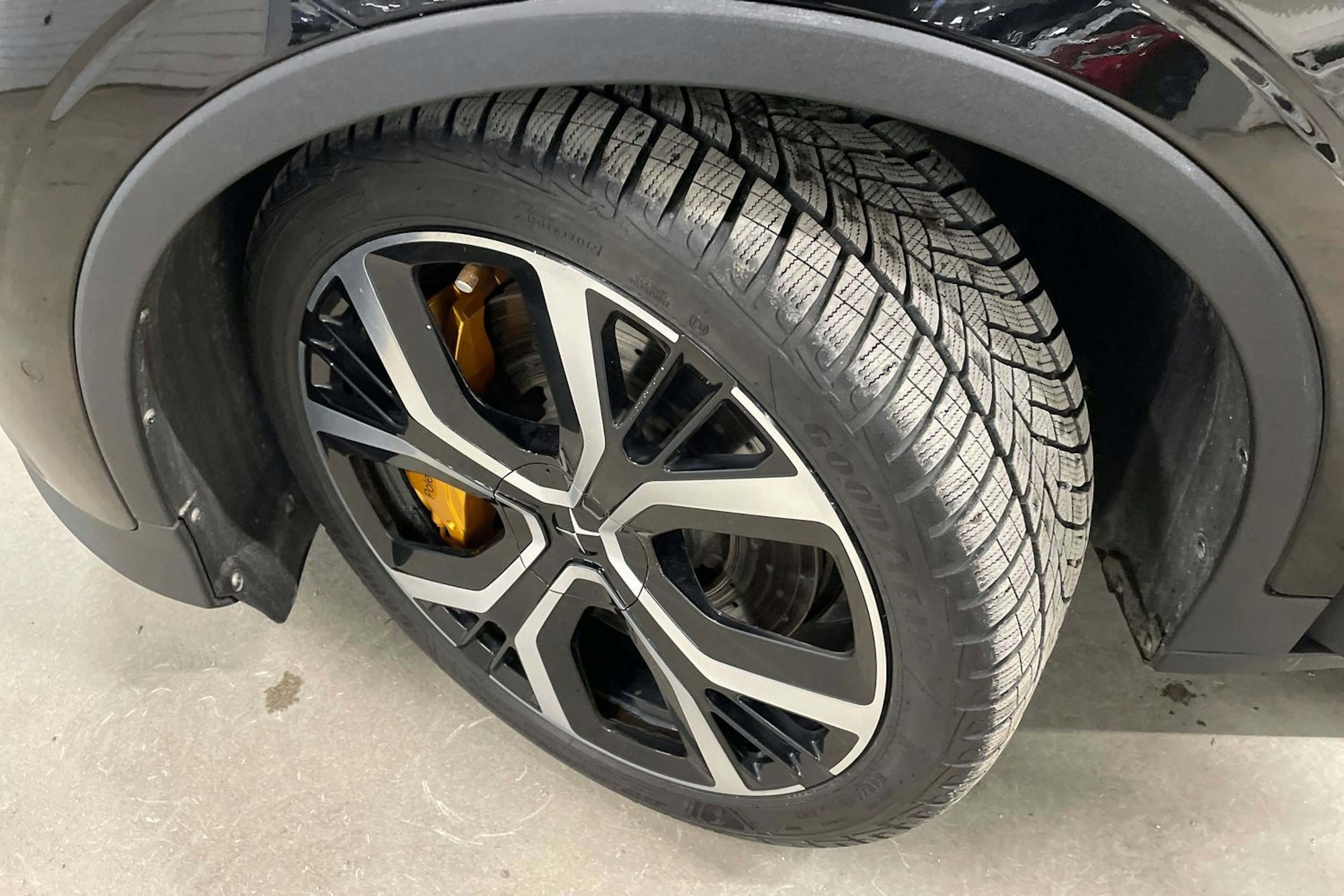 musta Polestar 2 2021 kuva 13.