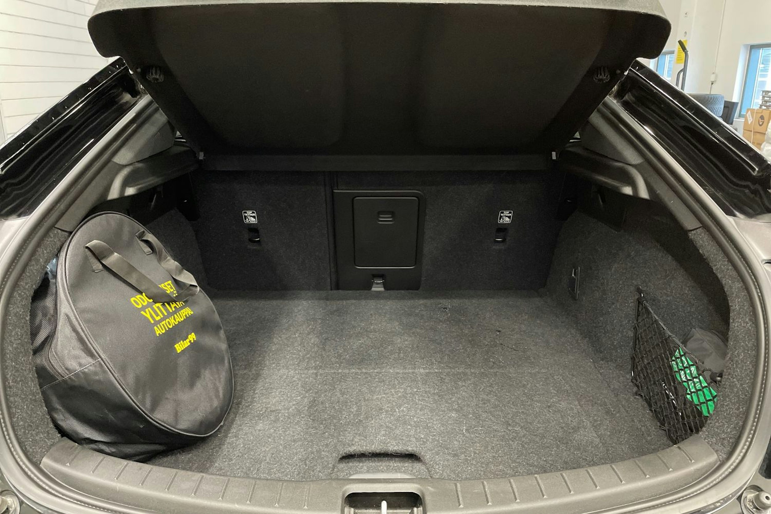 musta Polestar 2 2021 kuva 14.