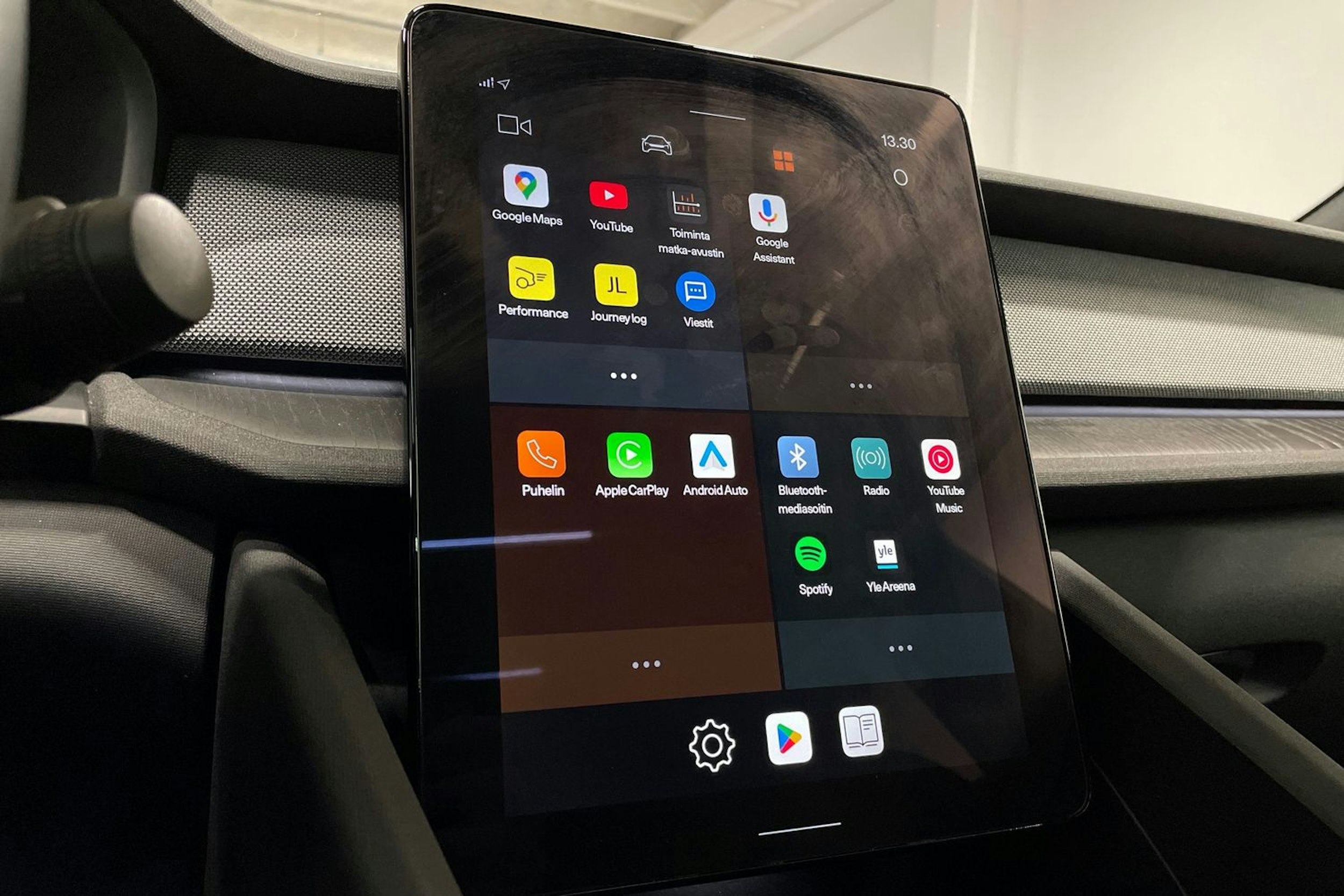 musta Polestar 2 2021 kuva 16.