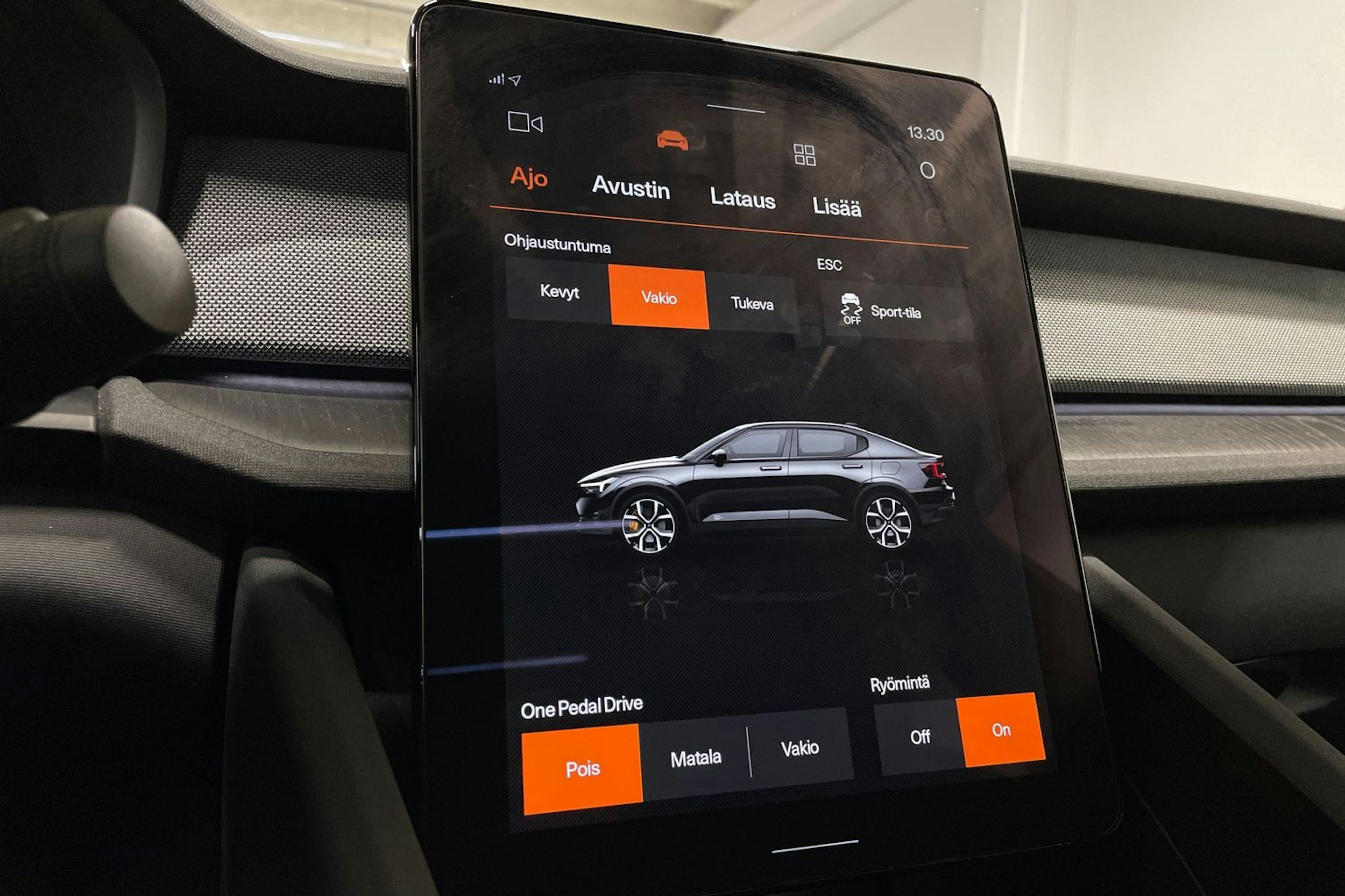 musta Polestar 2 2021 kuva 18.