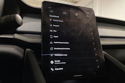 musta Polestar 2 2021 kuva 19.