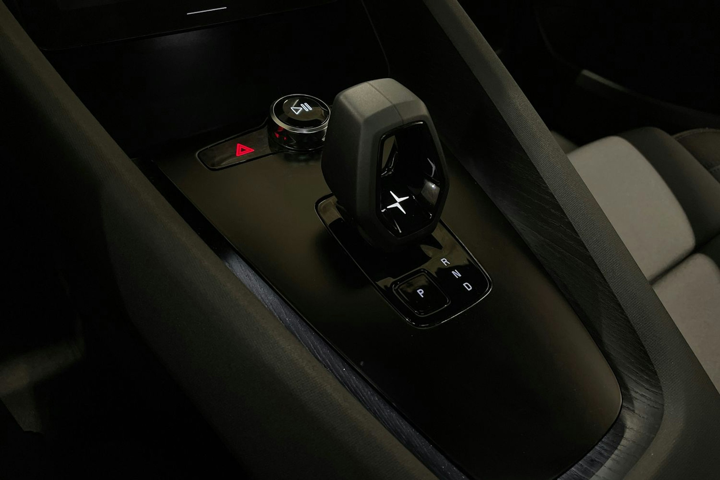 musta Polestar 2 2021 kuva 20.