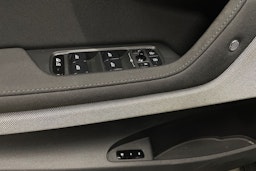 musta Polestar 2 2021 kuva 24.