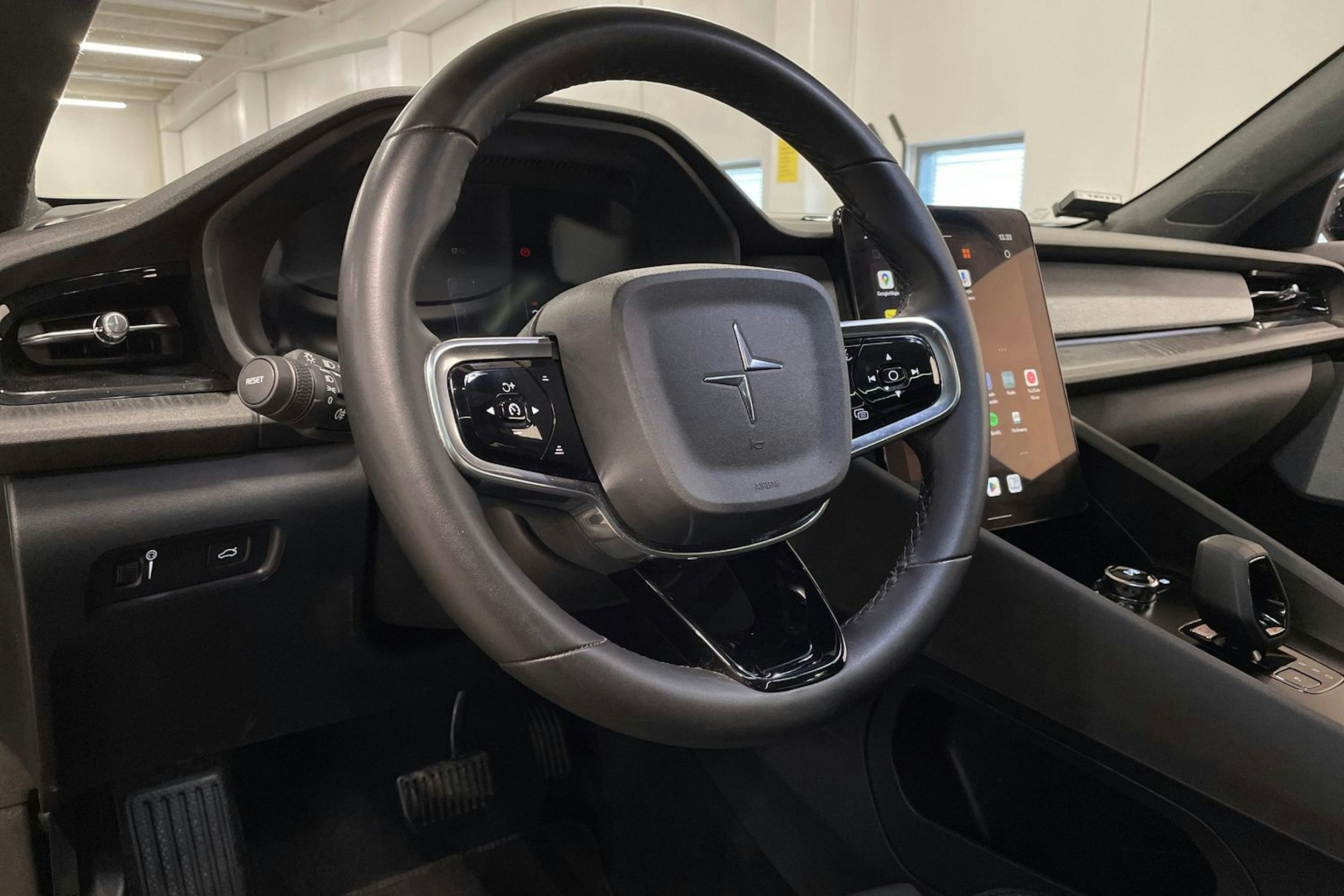 musta Polestar 2 2021 kuva 27.