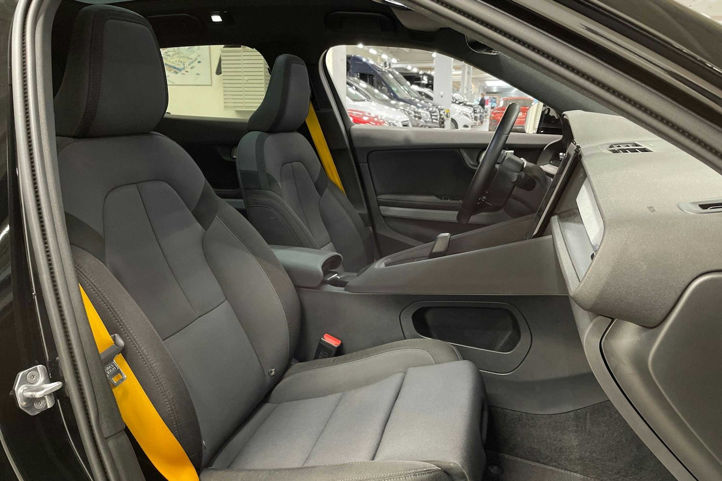 musta Polestar 2 2021 kuva 28.