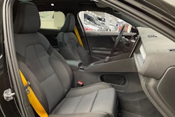 musta Polestar 2 2021 kuva 28.