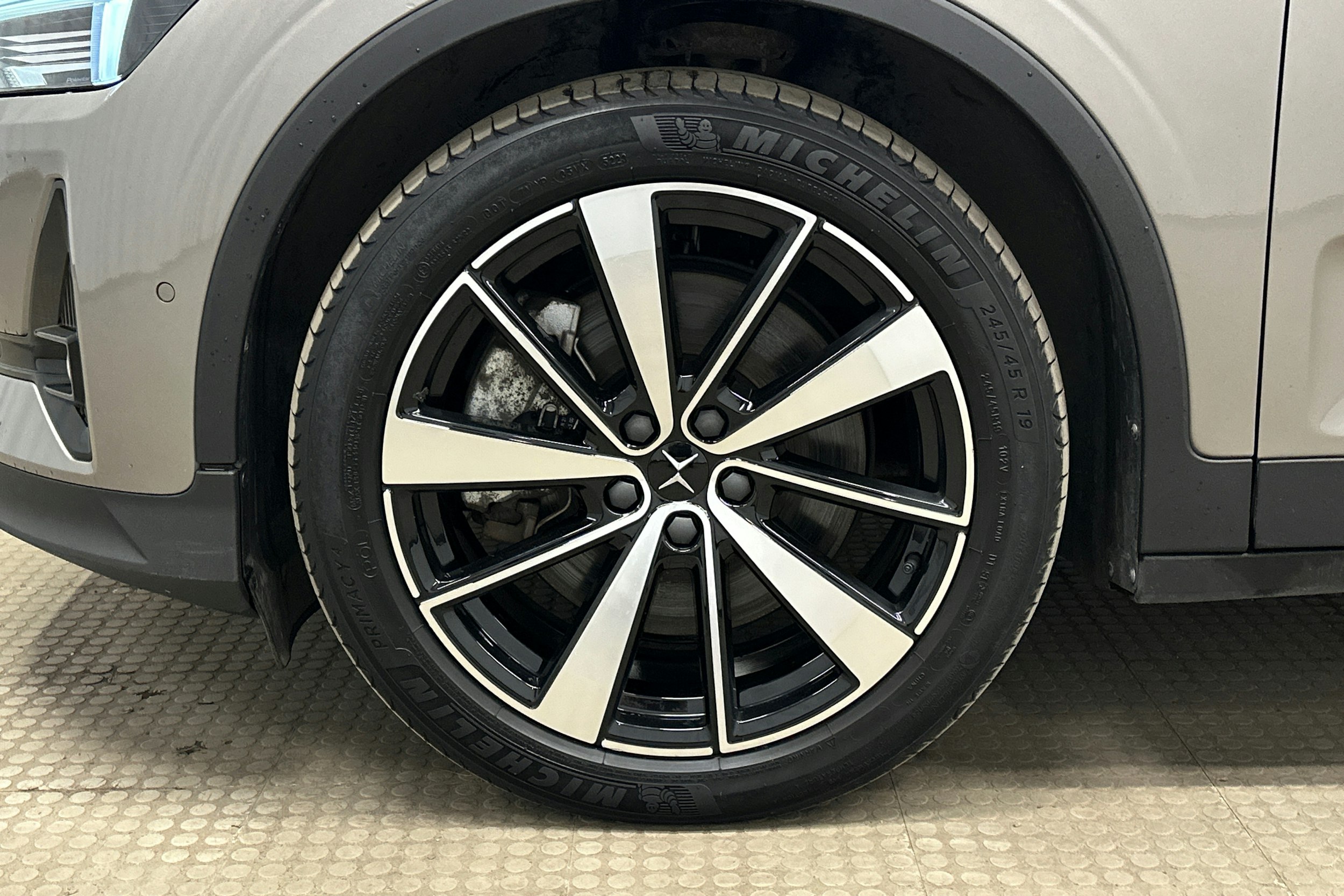 harmaa Polestar 2 2021 kuva 11.