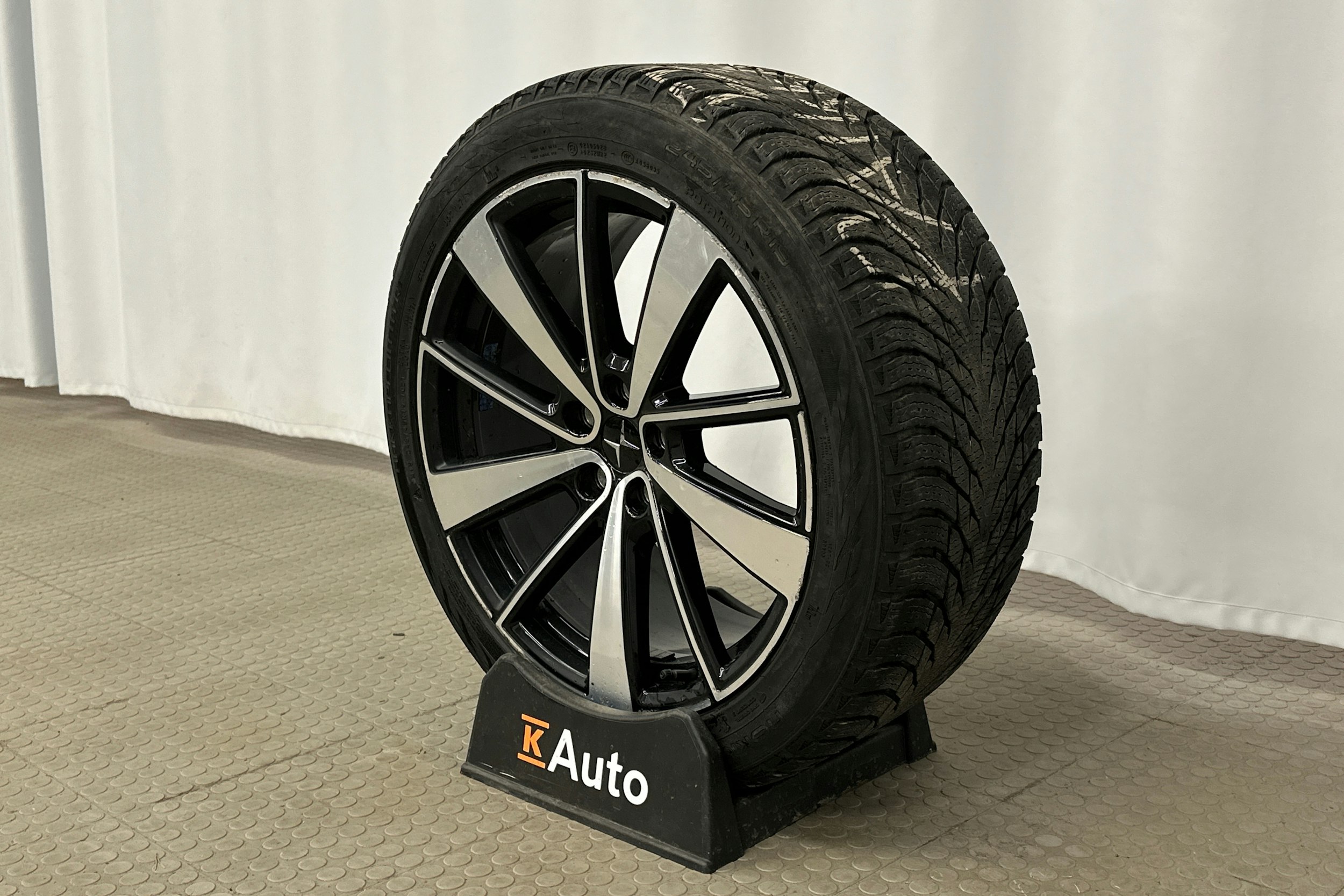 harmaa Polestar 2 2021 kuva 13.