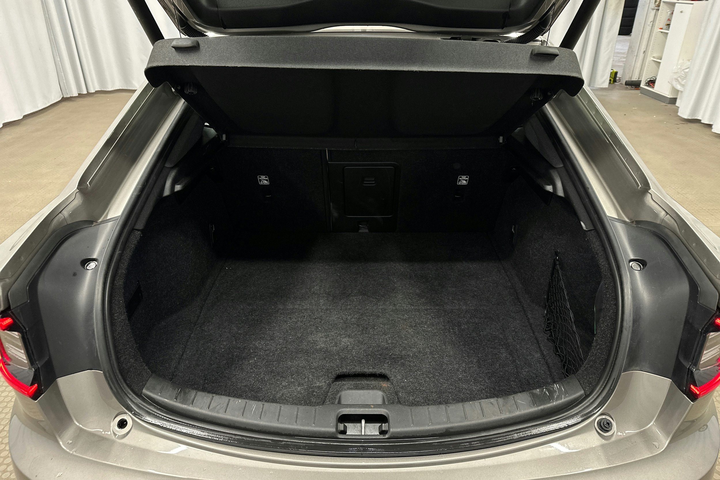 harmaa Polestar 2 2021 kuva 14.