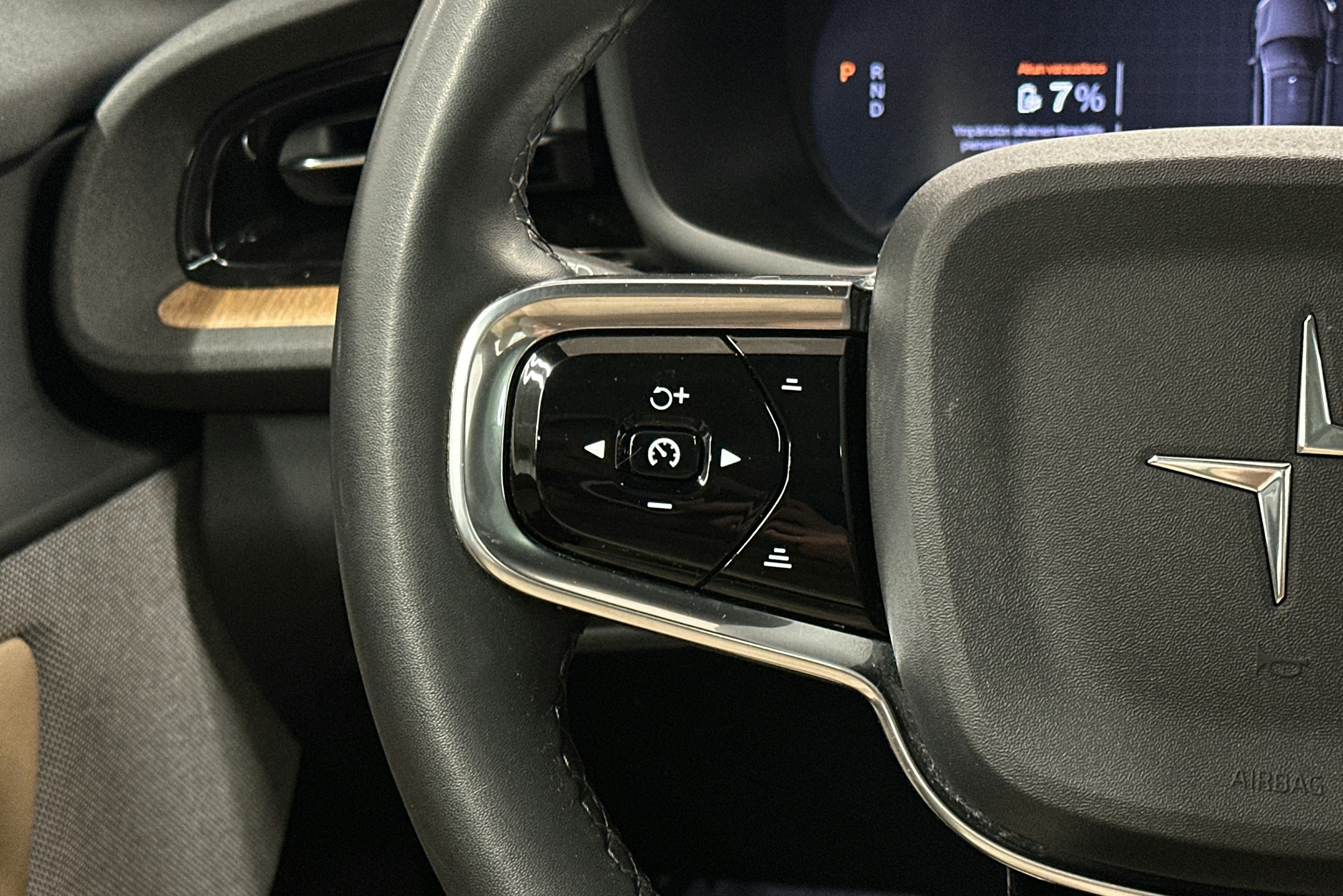 harmaa Polestar 2 2021 kuva 18.