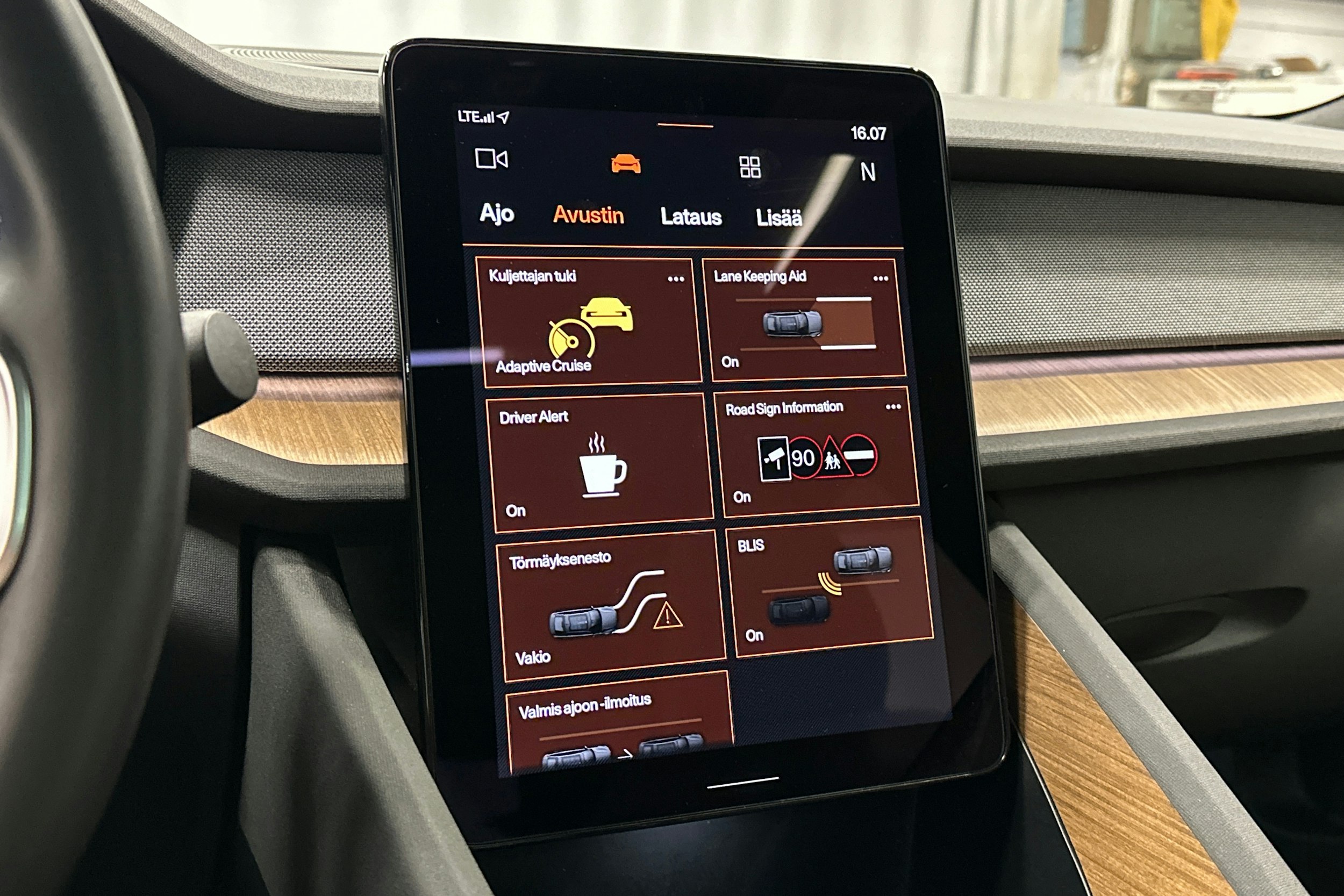 harmaa Polestar 2 2021 kuva 32.