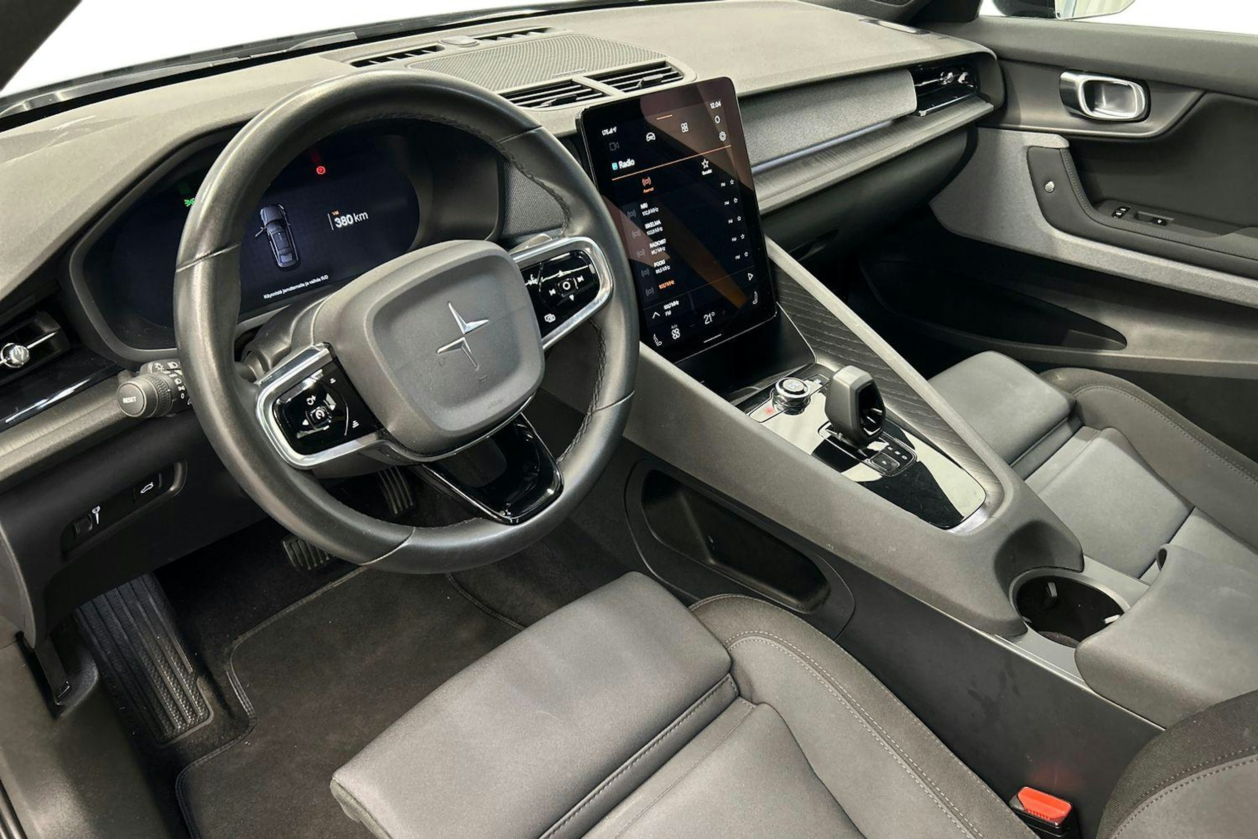 harmaa Polestar 2 2021 kuva 7.