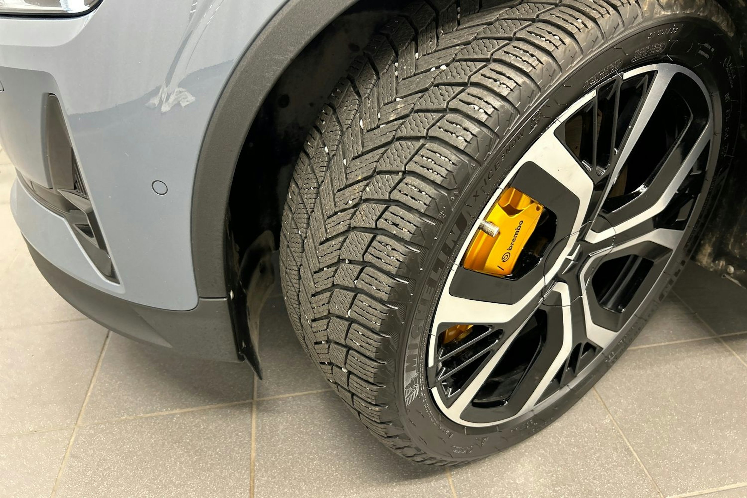 harmaa Polestar 2 2021 kuva 13.