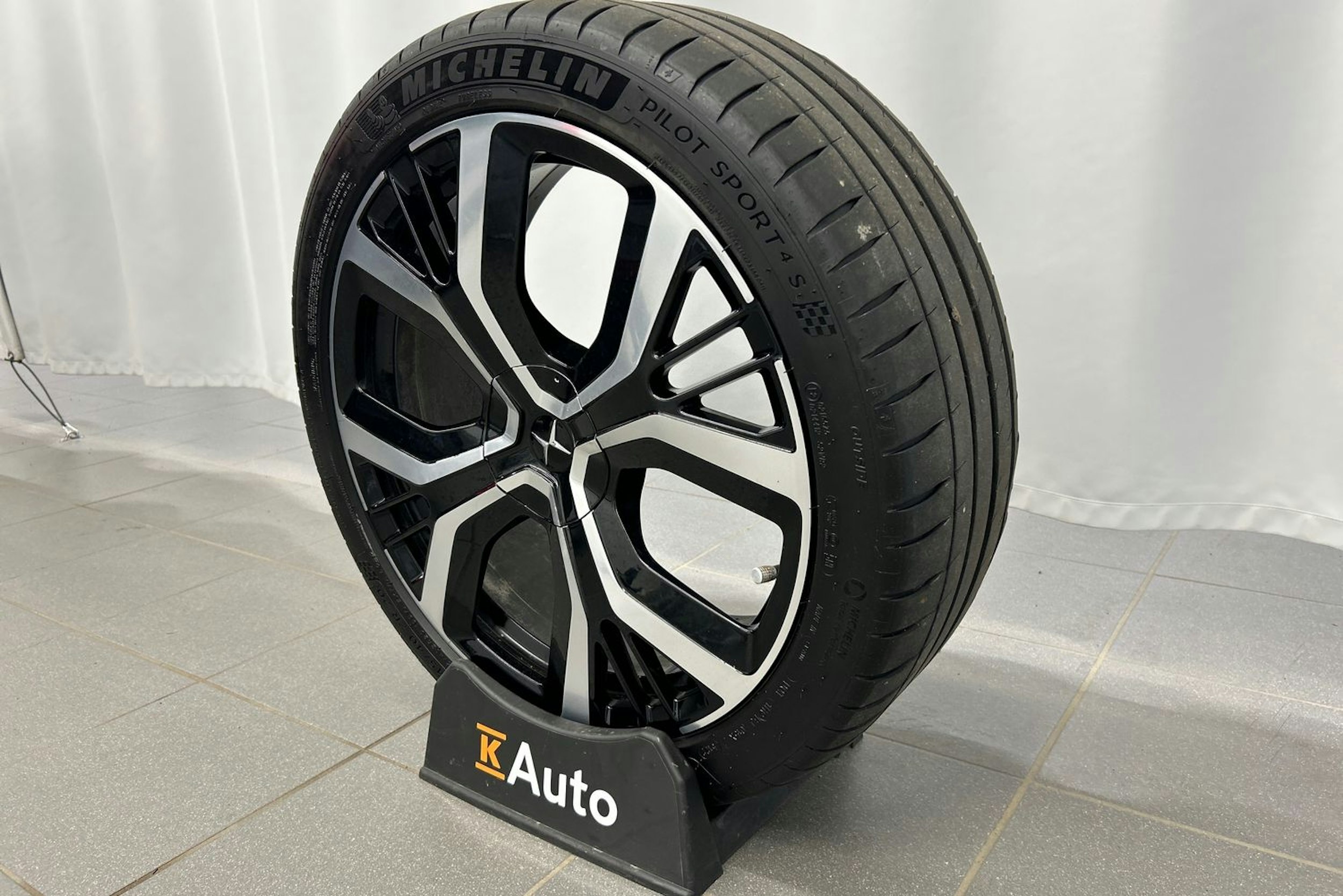 harmaa Polestar 2 2021 kuva 17.