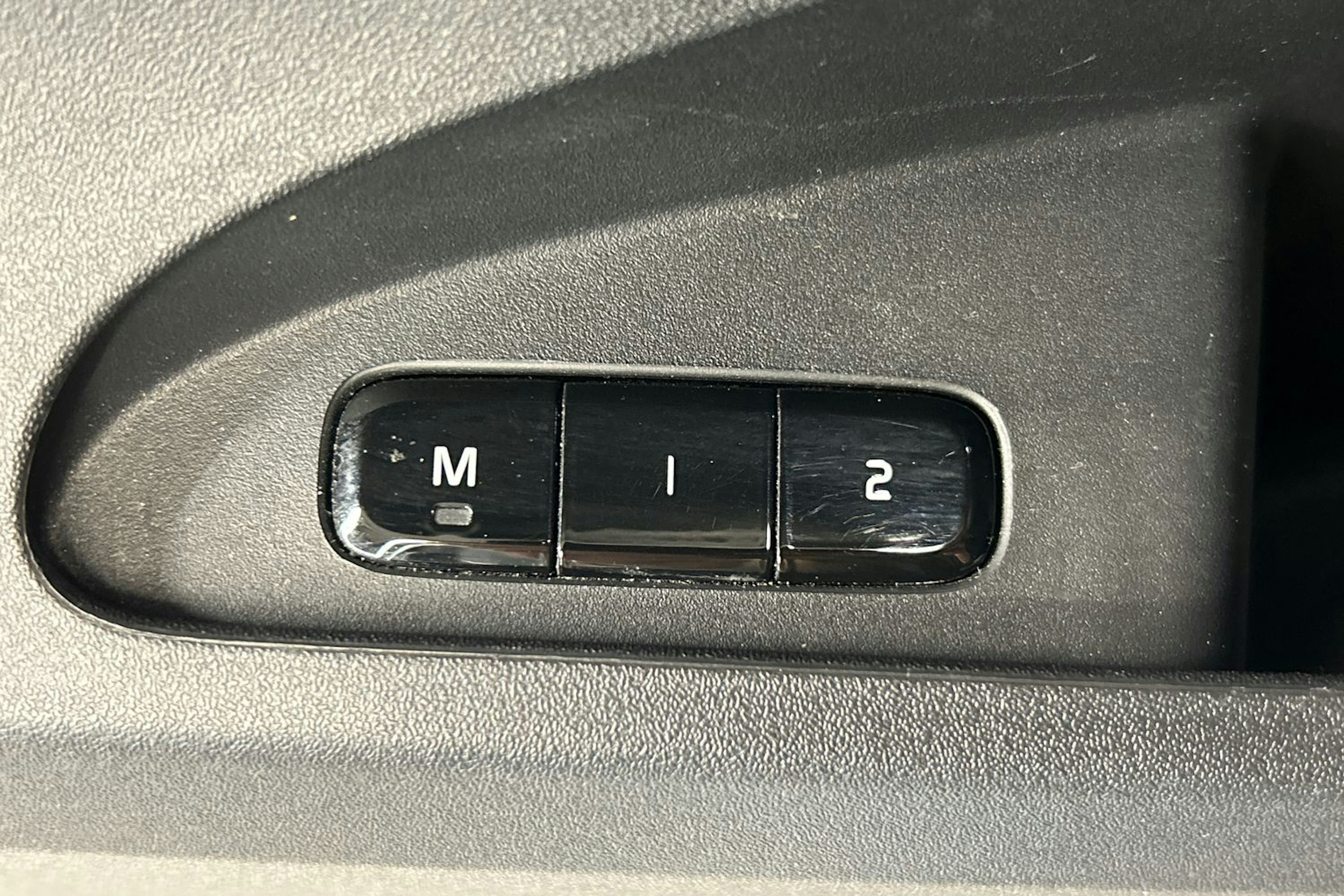 harmaa Polestar 2 2021 kuva 19.