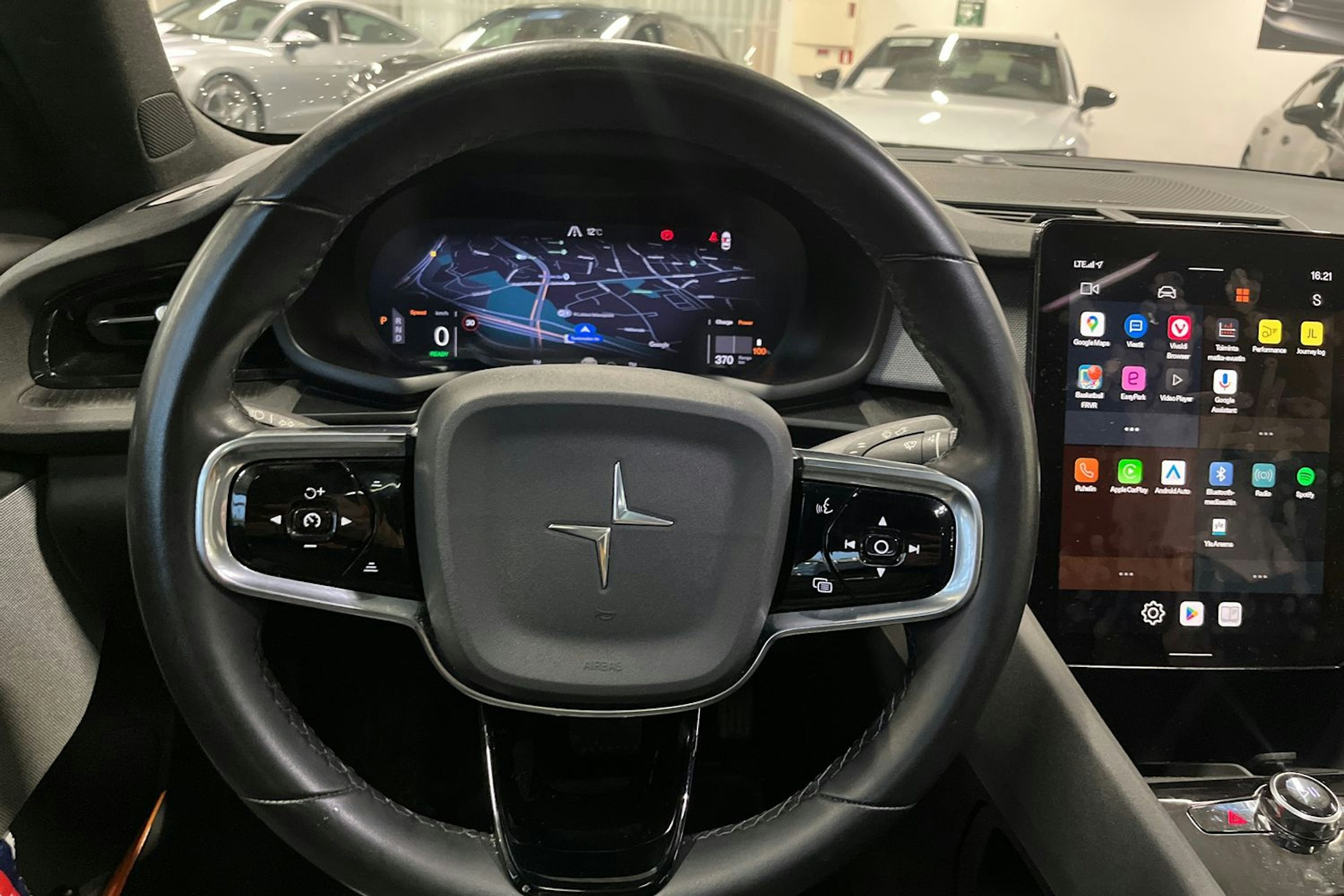 sininen Polestar 2 2021 kuva 18.