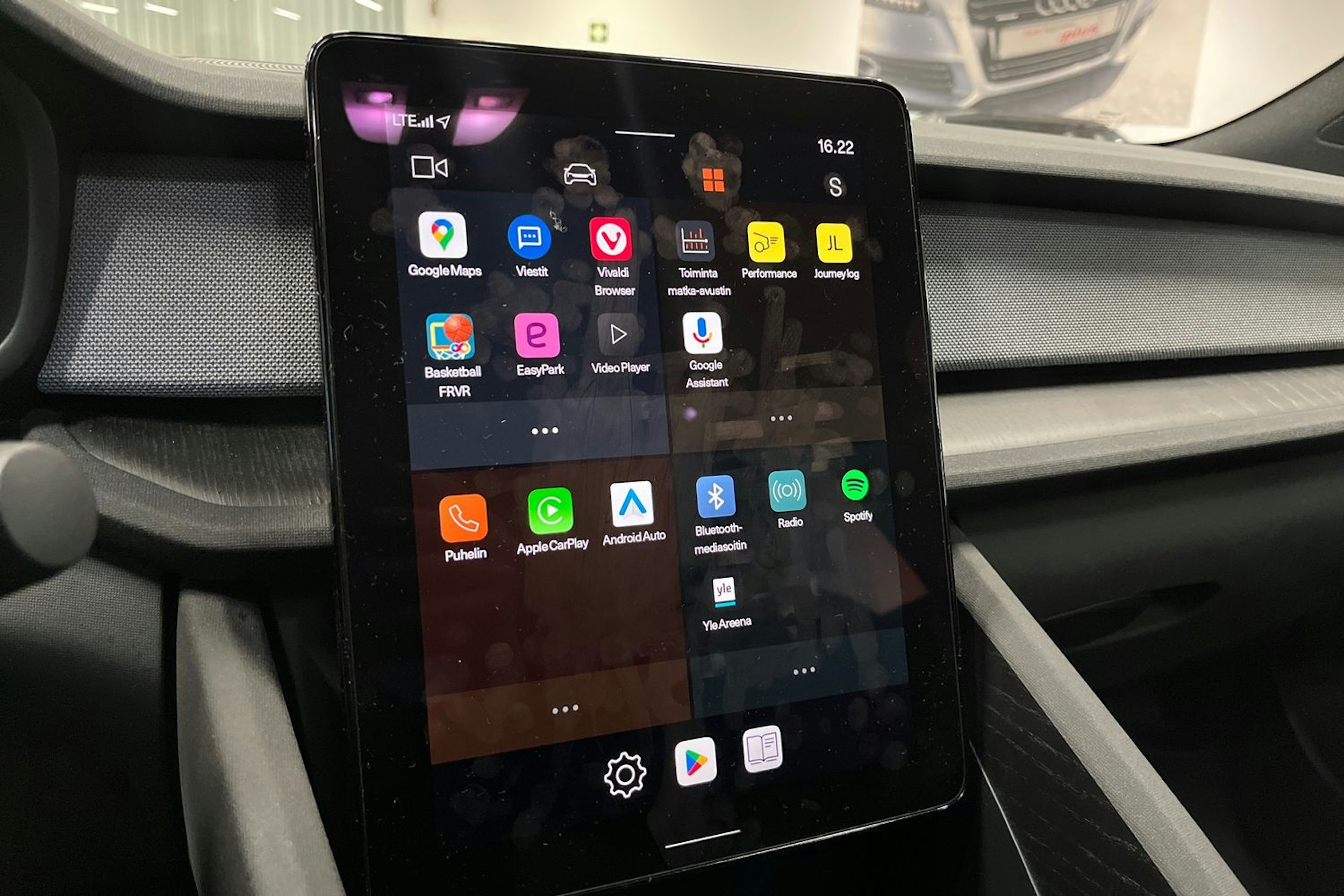 sininen Polestar 2 2021 kuva 23.