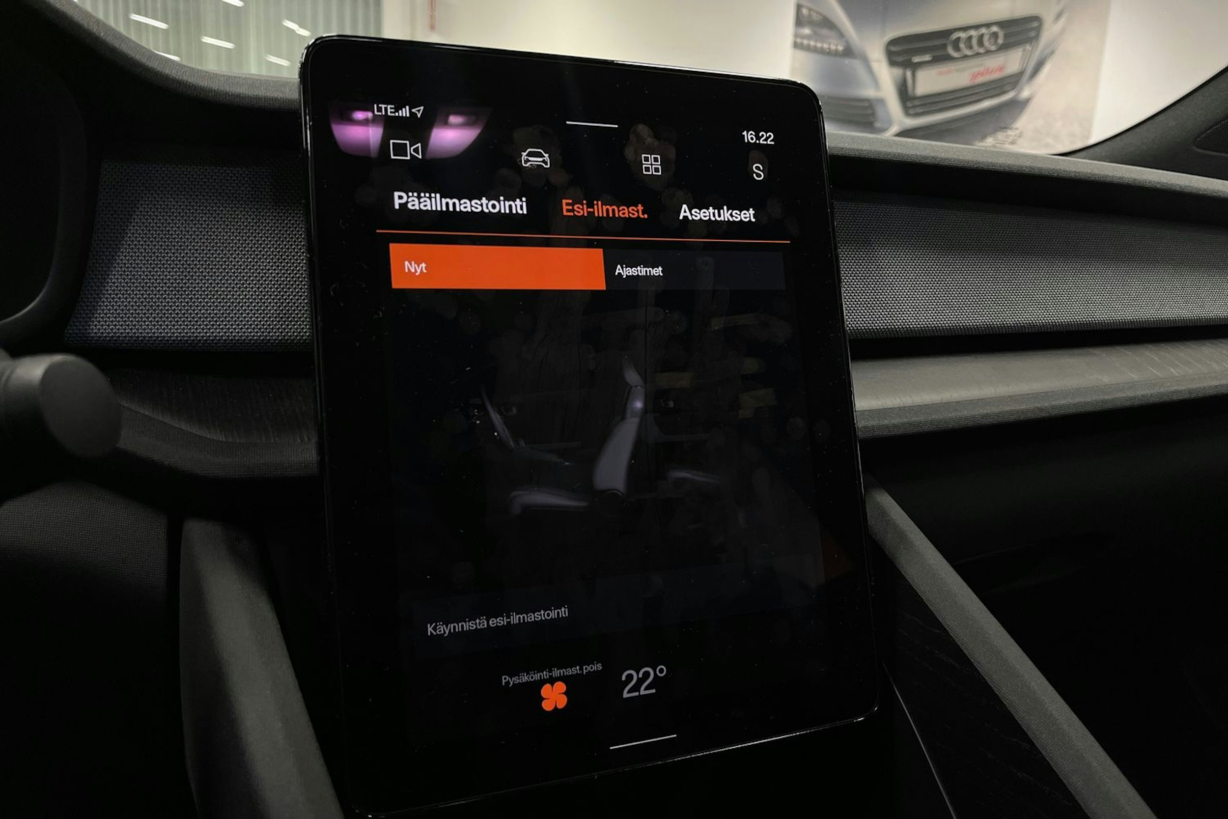 sininen Polestar 2 2021 kuva 24.