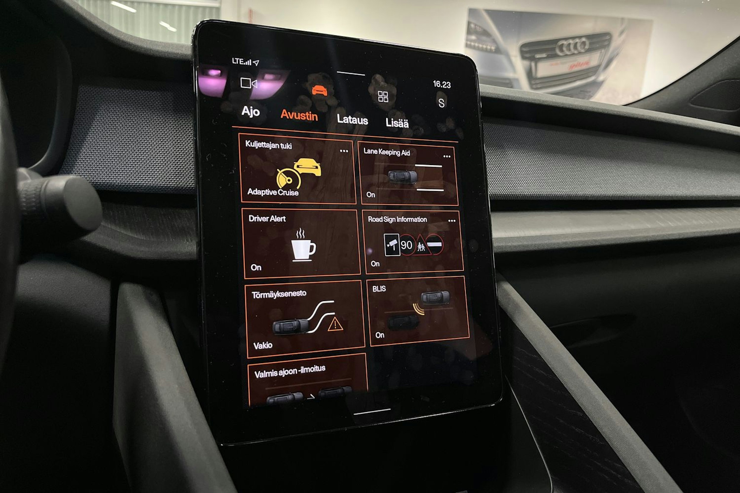 sininen Polestar 2 2021 kuva 25.