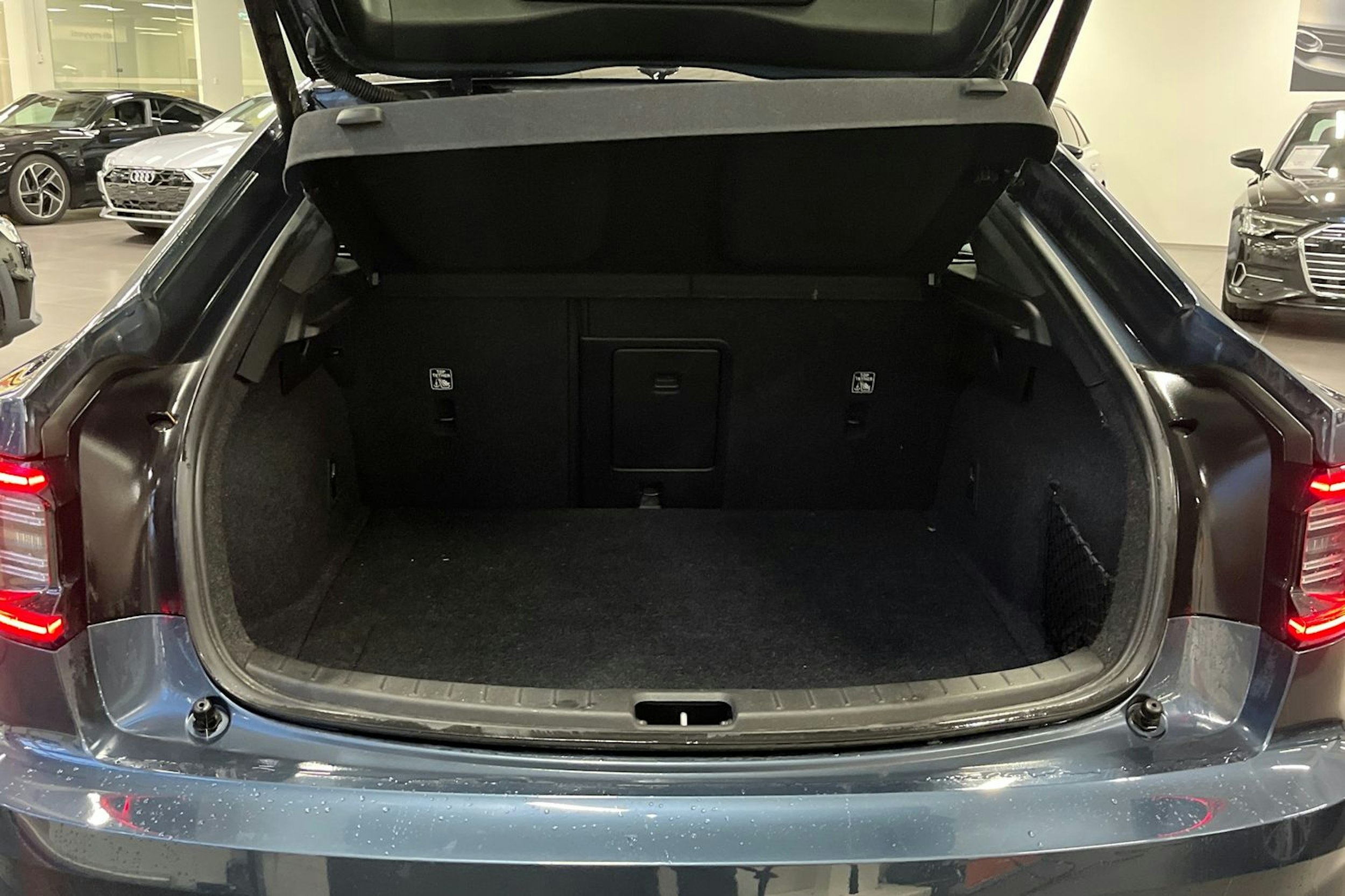 sininen Polestar 2 2021 kuva 26.