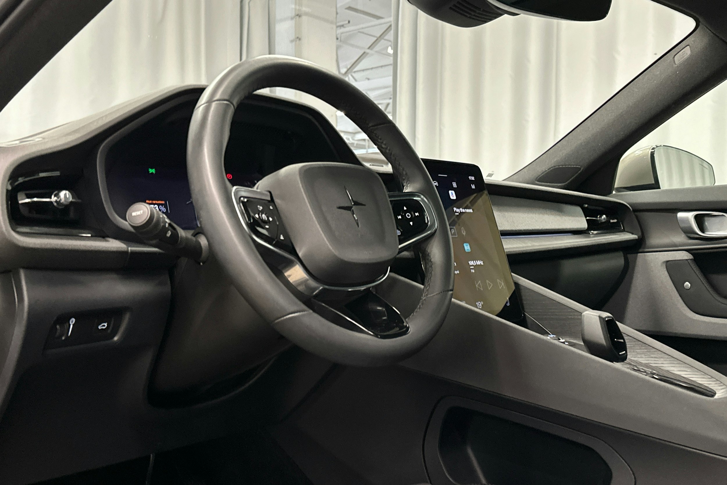 beige Polestar 2 2022 kuva 3.