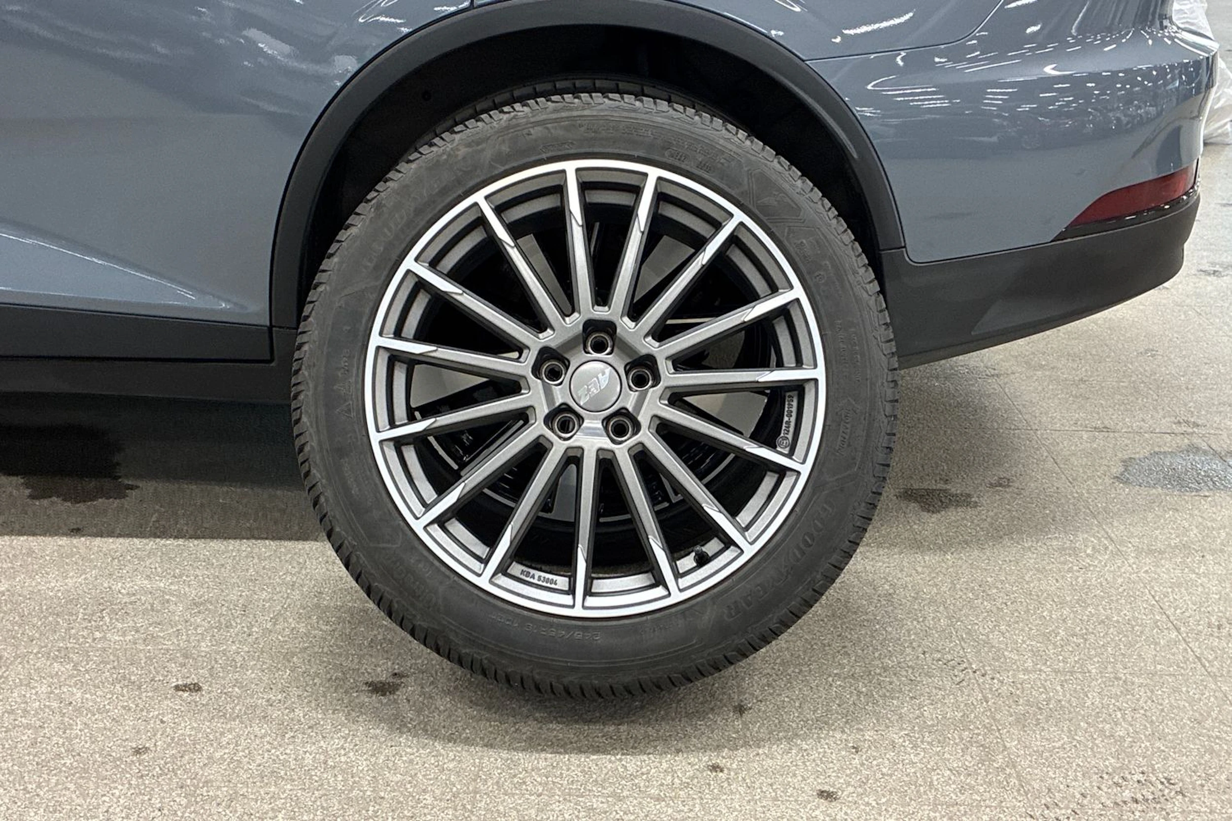 harmaa Polestar 2 2022 kuva 10.