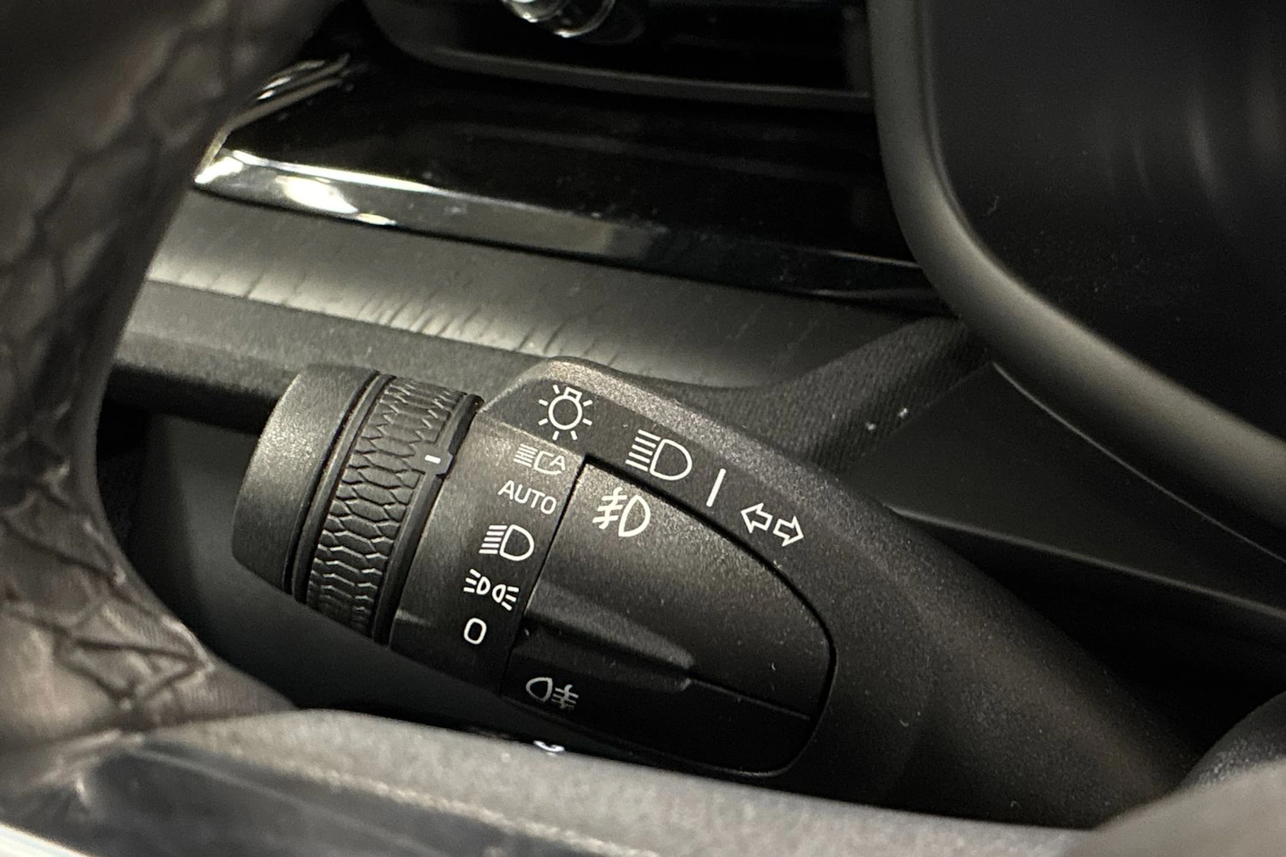 harmaa Polestar 2 2022 kuva 16.