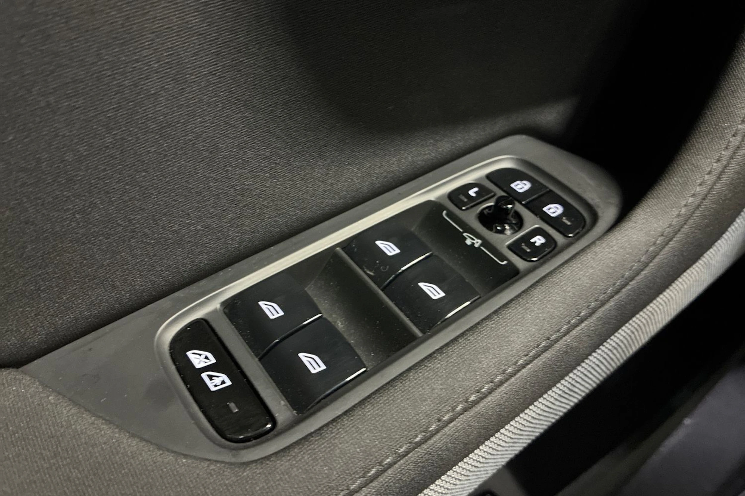 harmaa Polestar 2 2022 kuva 17.