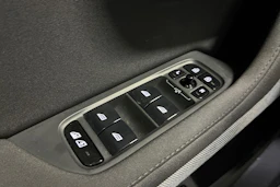 harmaa Polestar 2 2022 kuva 17.