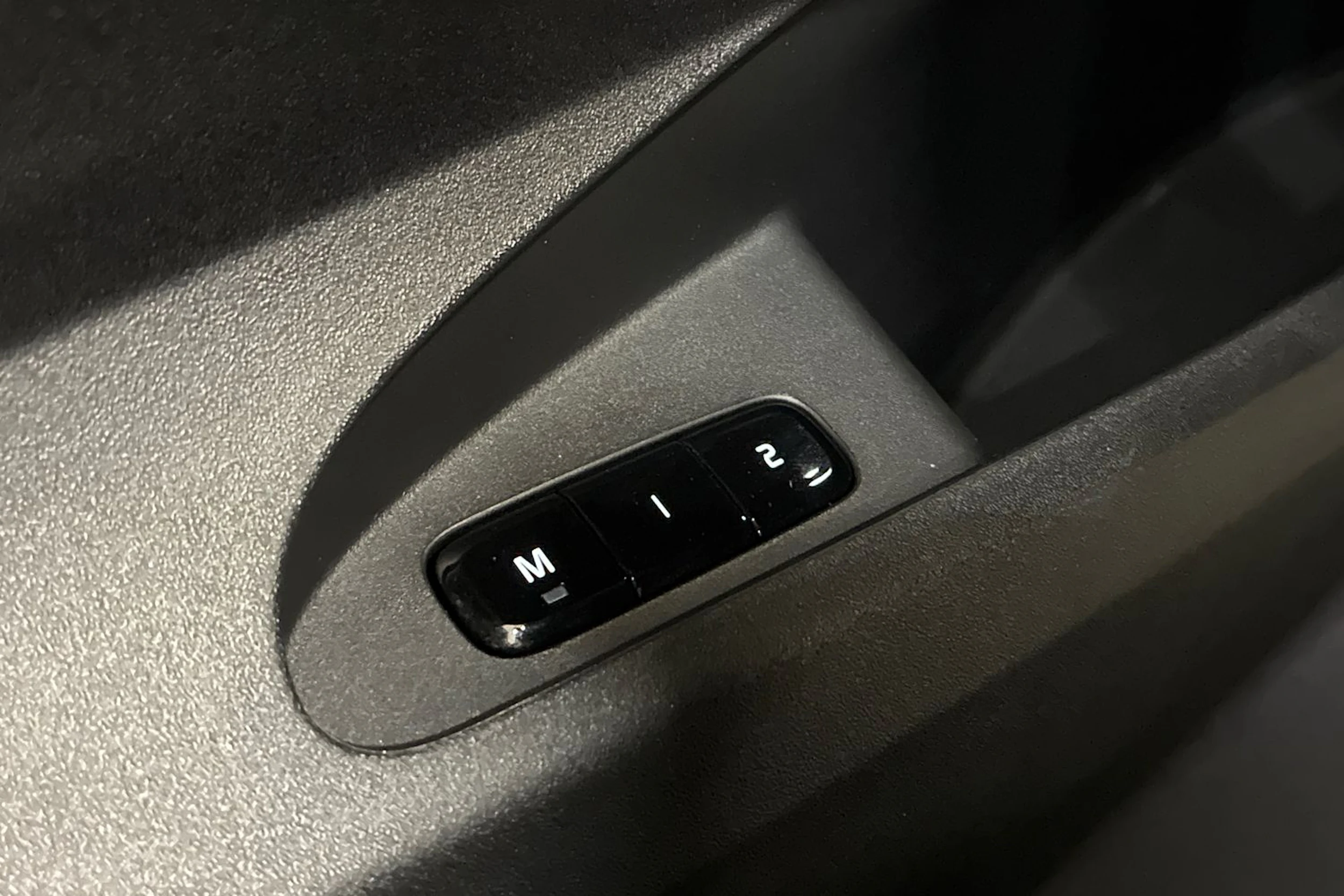 harmaa Polestar 2 2022 kuva 18.