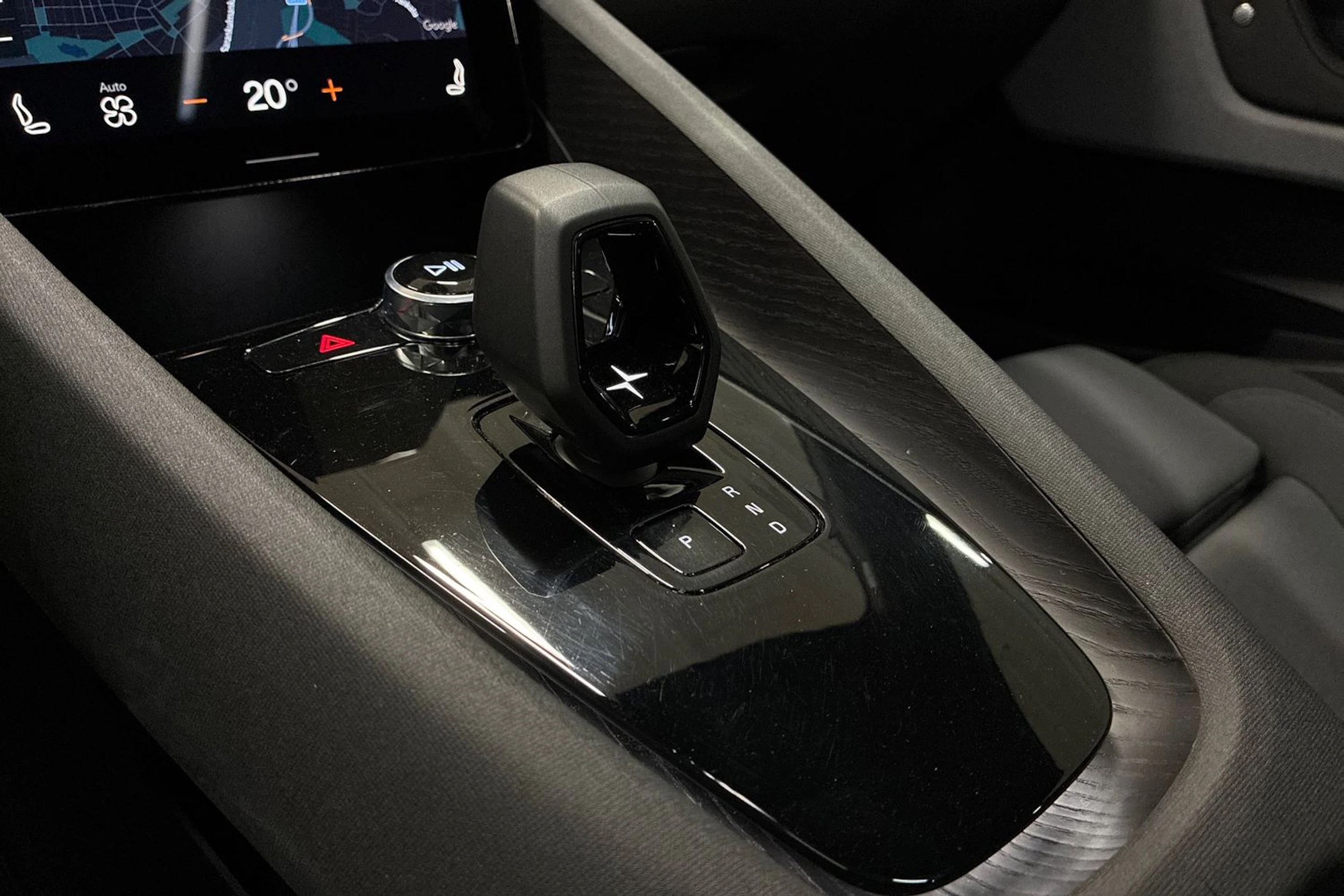 harmaa Polestar 2 2022 kuva 19.