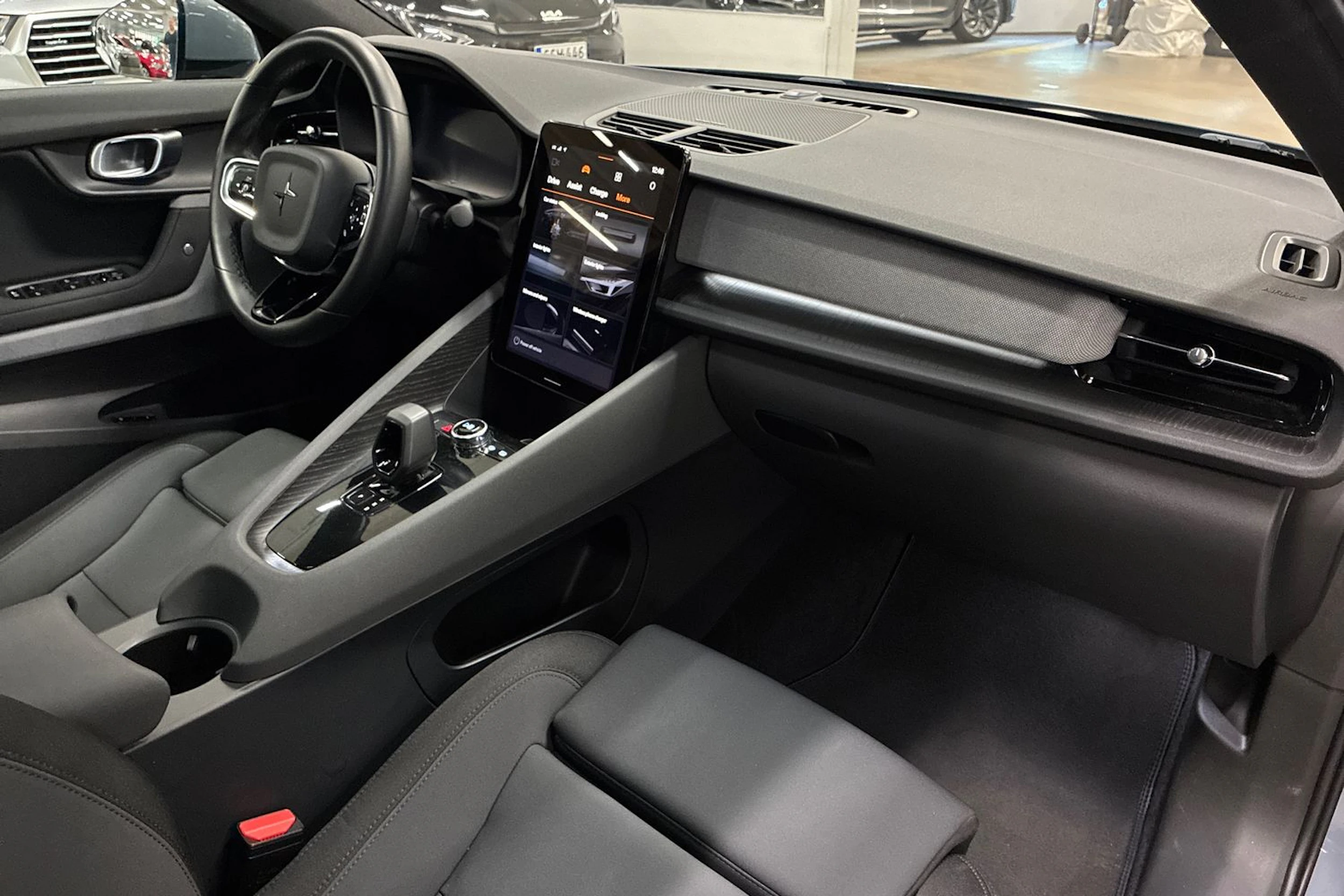 harmaa Polestar 2 2022 kuva 32.