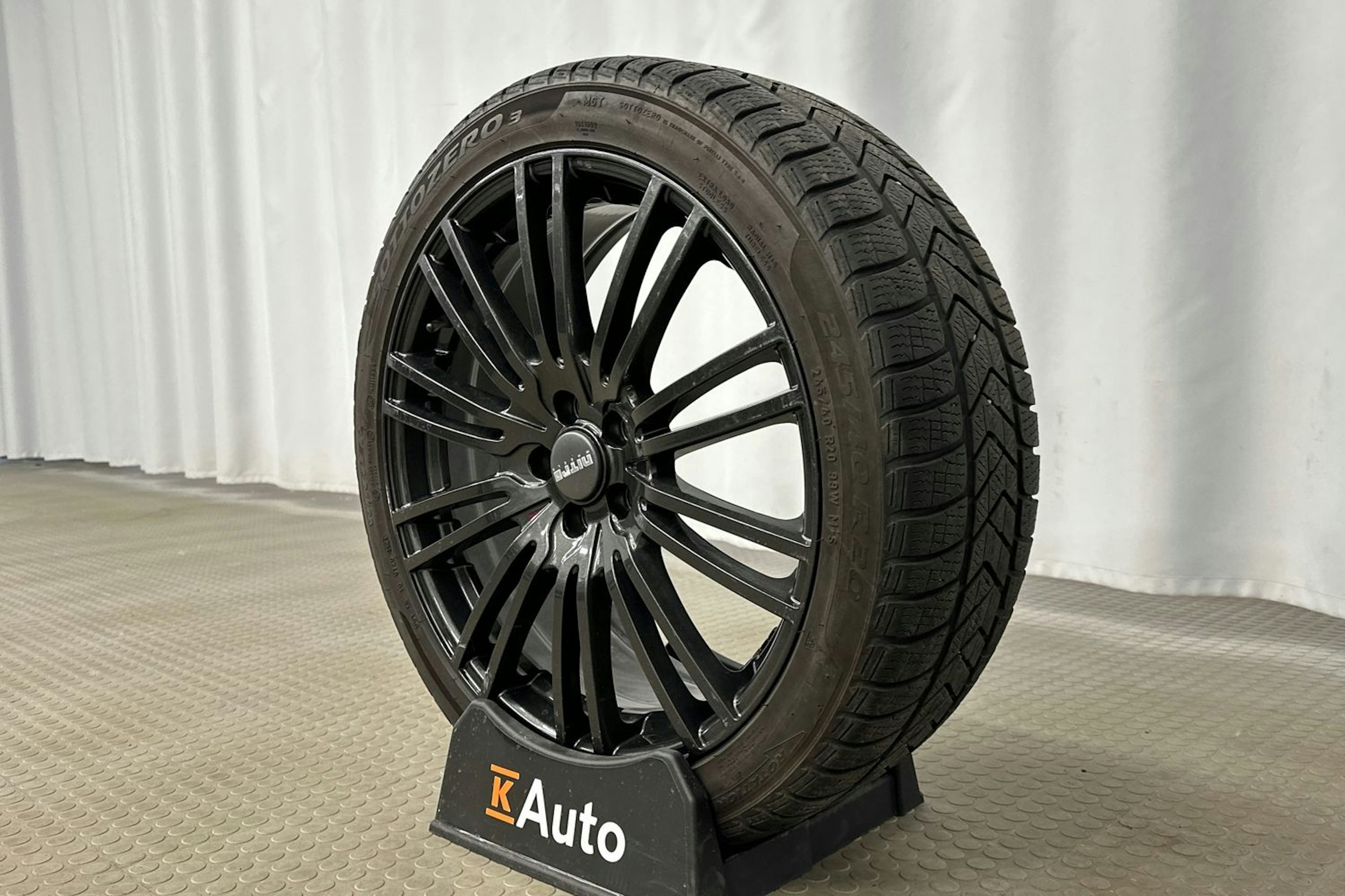 harmaa Polestar 2 2022 kuva 13.